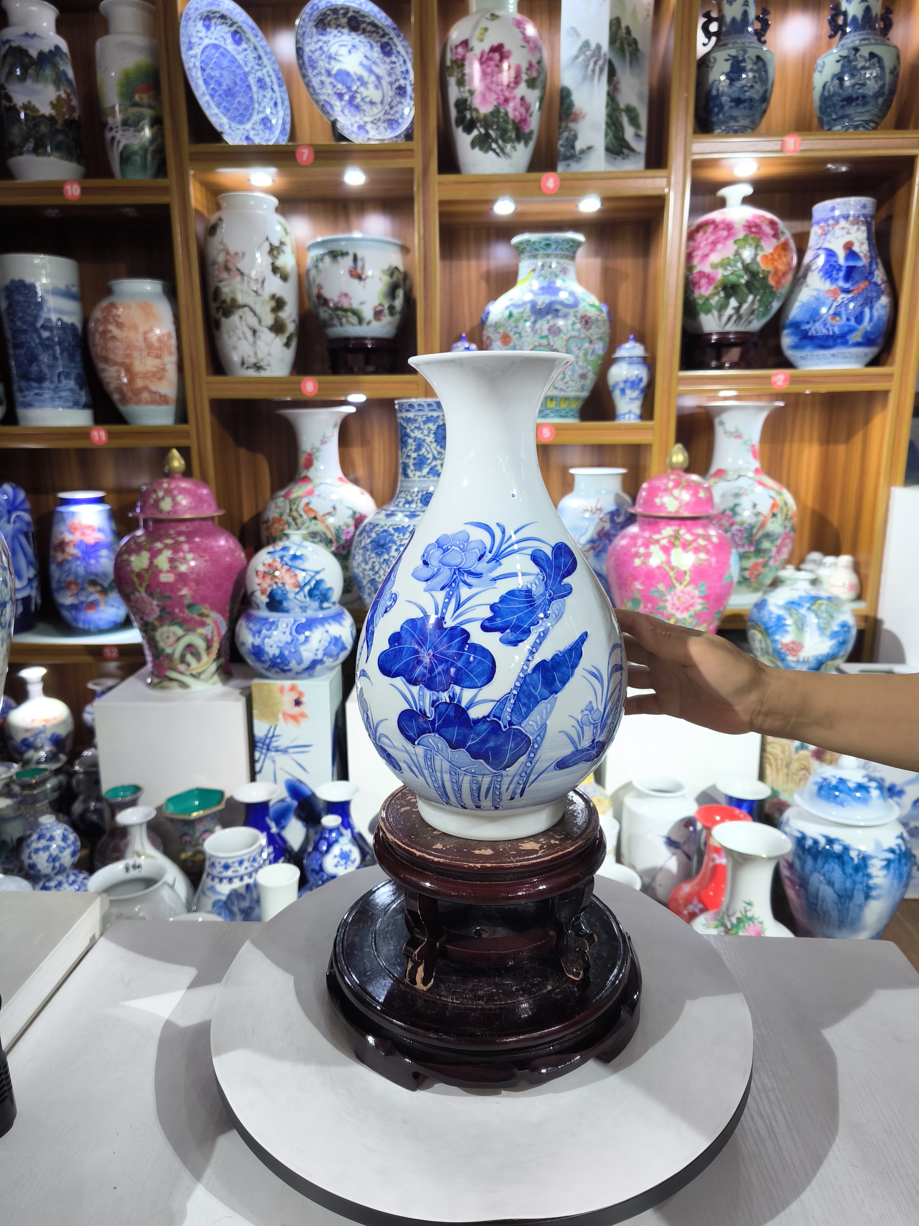 景德镇荷花玉壶春瓶