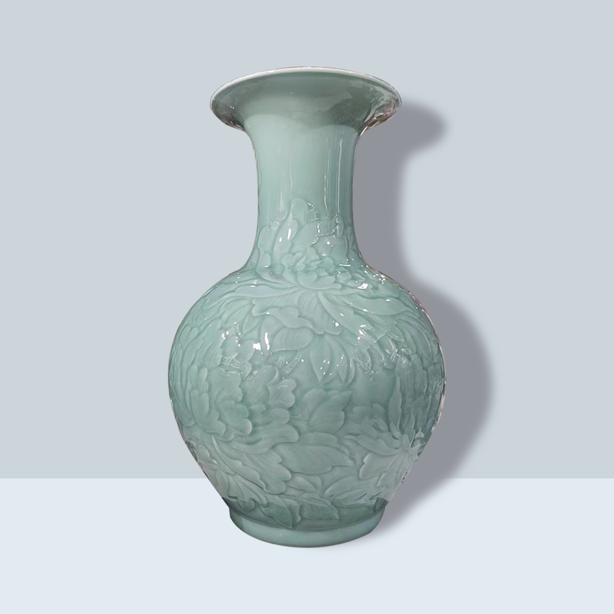 青瓷雕刻牡丹花赏瓶陶瓷摆件