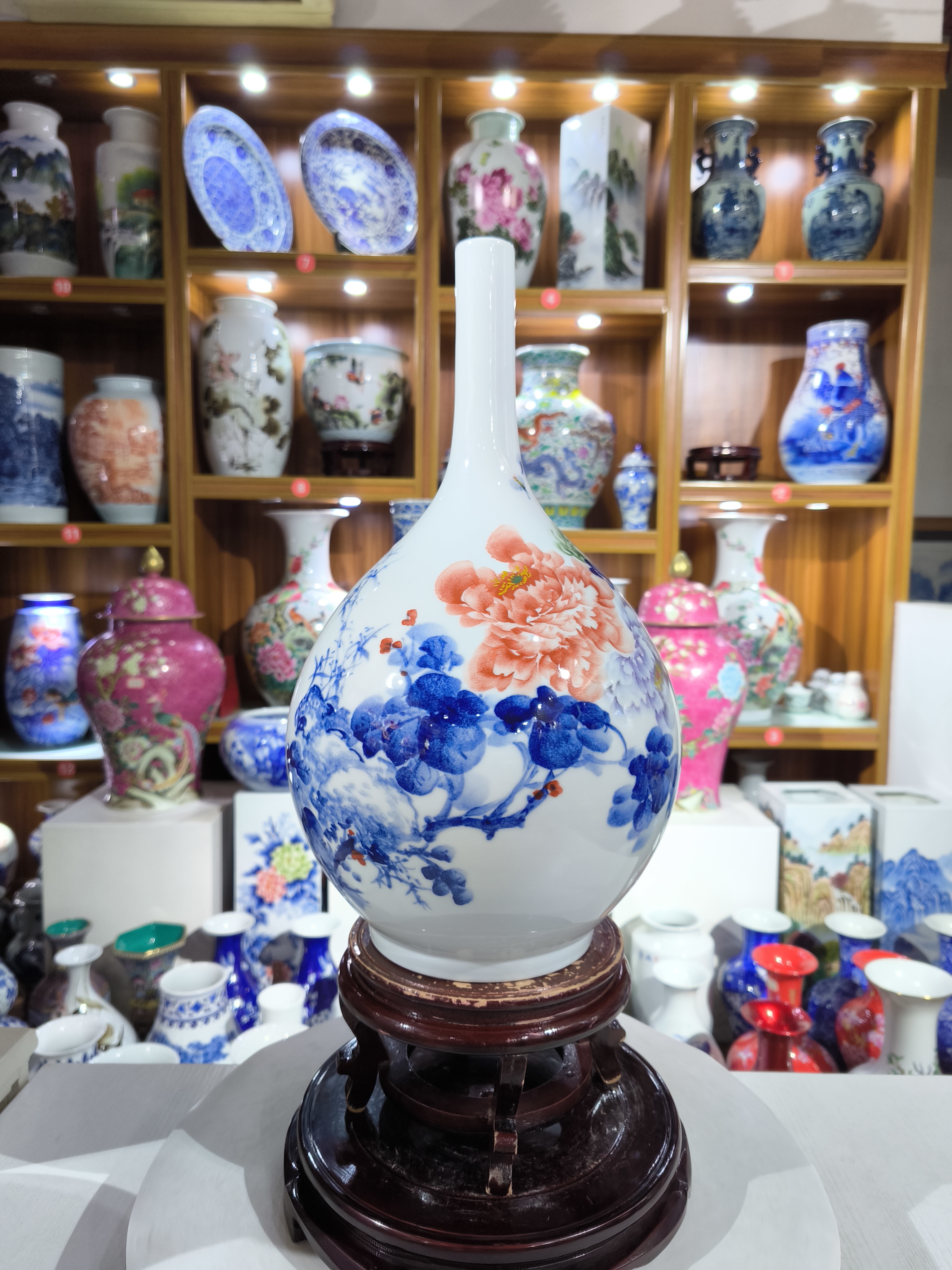 青花五彩牡丹胆瓶