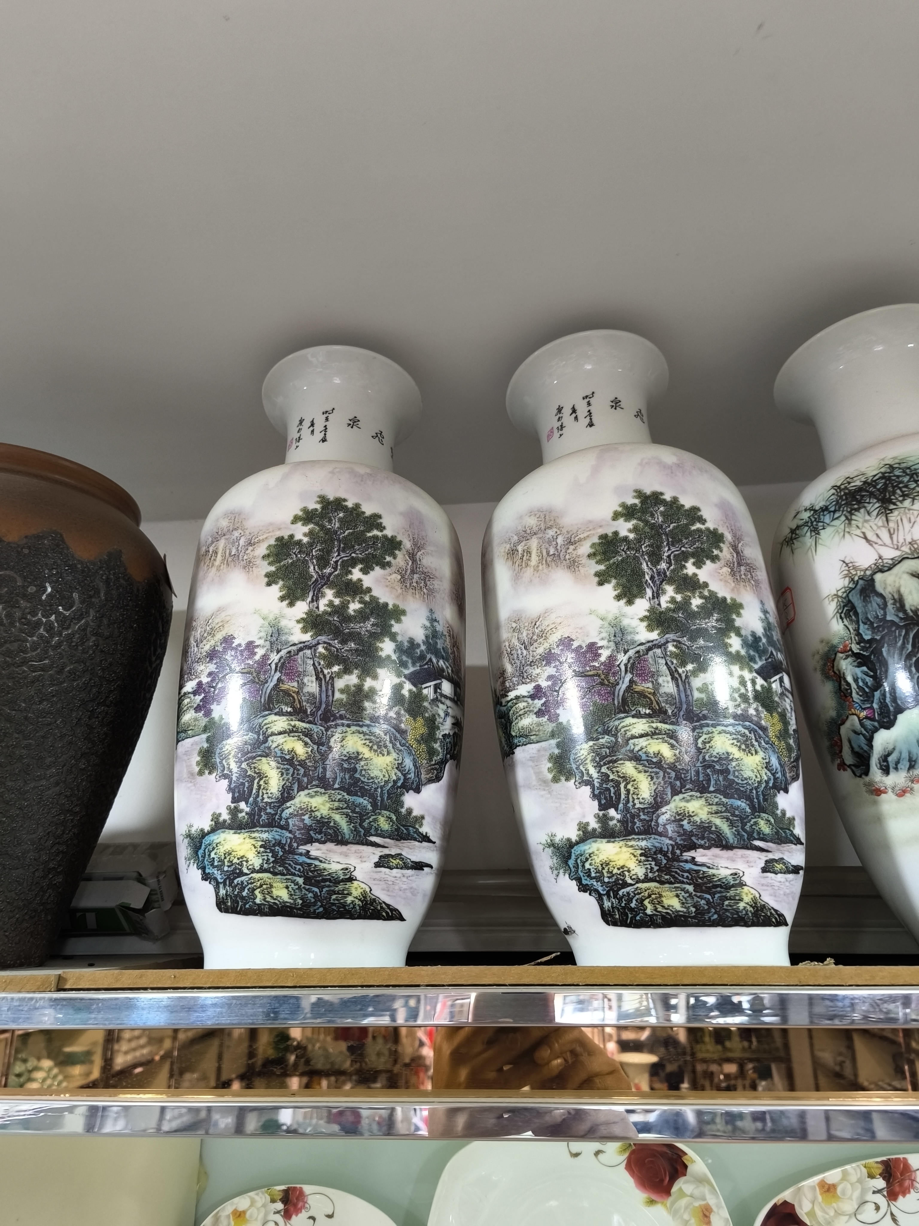 景德镇粉彩山水瓶