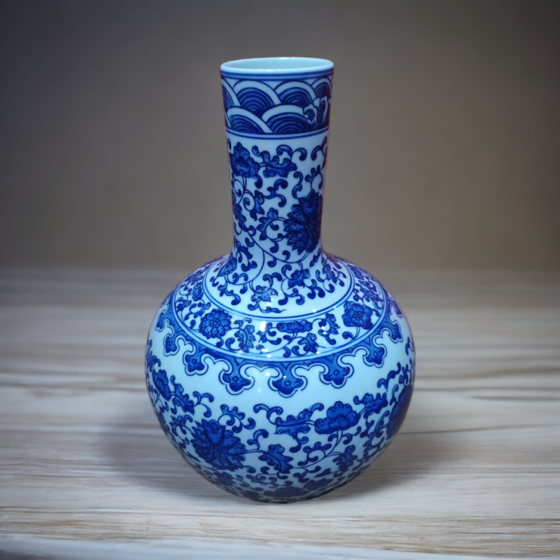 青花缠枝莲天球瓶