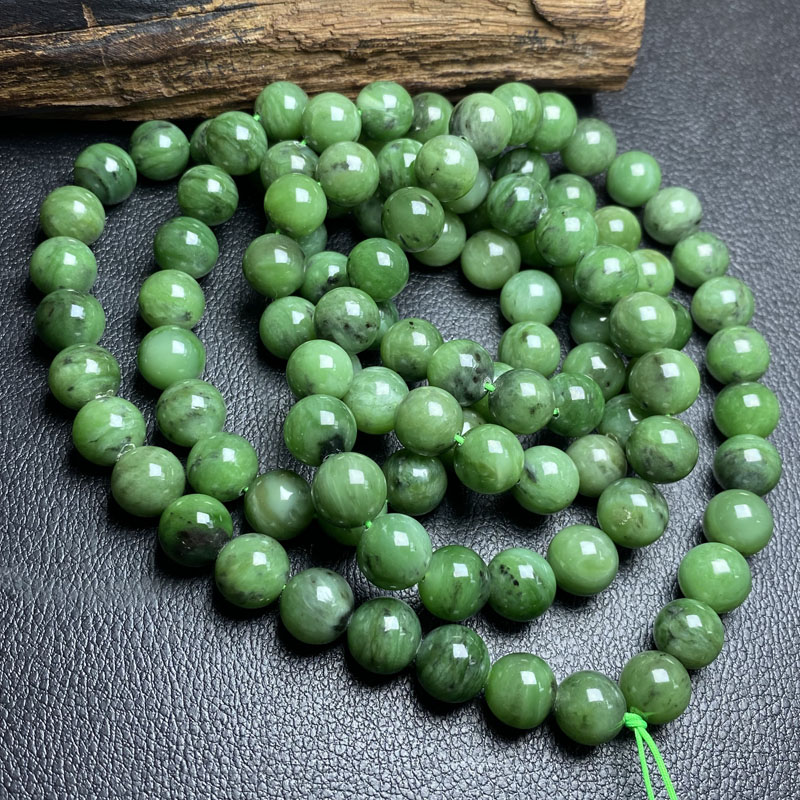 天然和田玉碧玉红皮老料108颗项链12mm左右果绿色