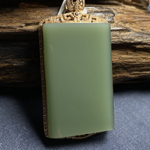 天然和田玉碧玉无事牌吊坠粉青无结构18K镶嵌