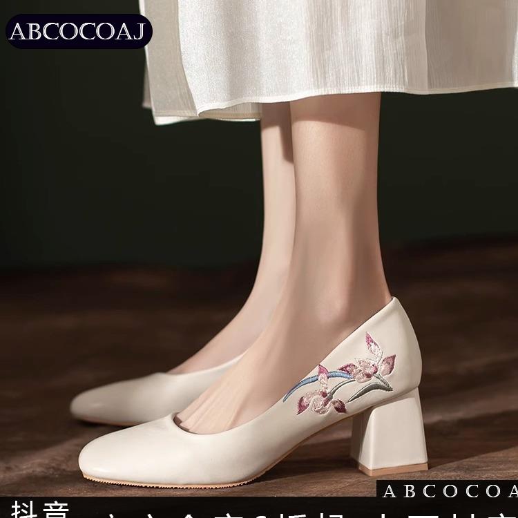 原创旗袍鞋高跟女复古绸缎刺绣兰花米白色礼服走秀中式妈妈鞋粗跟