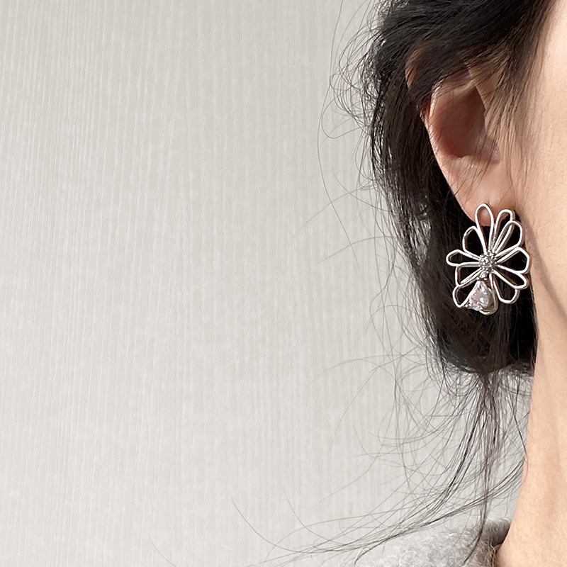 铜合金合成锆石耳饰 k5979 DDOU茶系花朵不对称金属线条耳环镂空