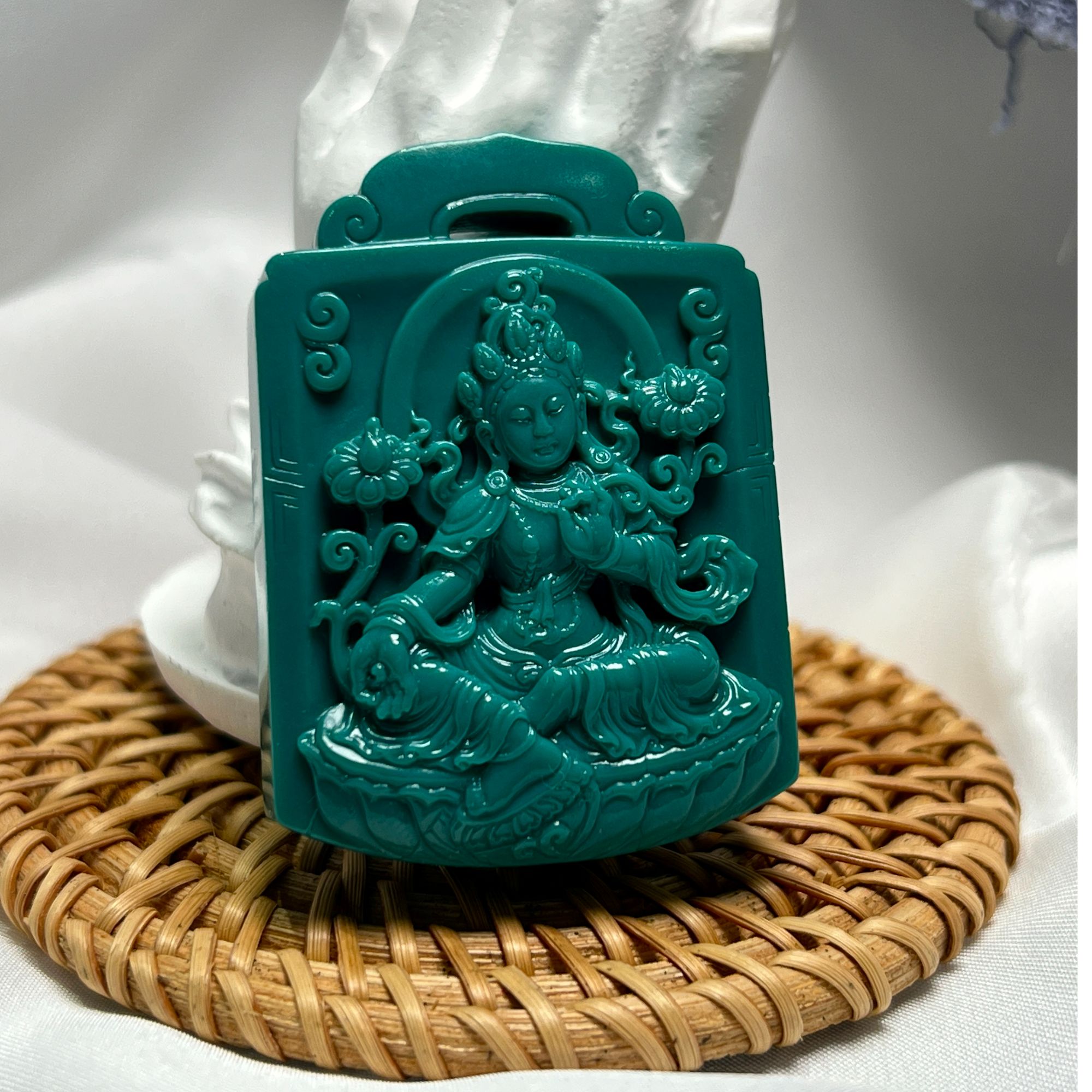 绿松石纯手工雕刻绿度母高品质收藏级高瓷玉化料