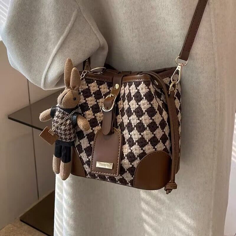 小众设计复古菱格水桶包包女2023新款秋冬高级感通勤单肩包斜挎包