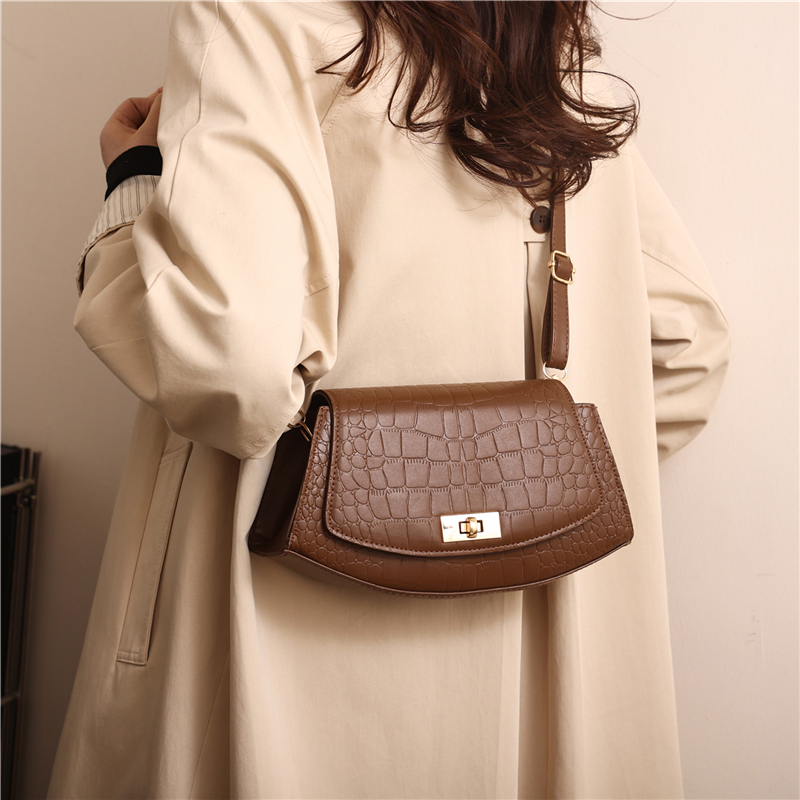 法式小众设计腋下包包女2023秋冬款高级质感百搭法棍单肩斜挎小包