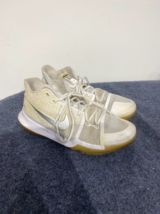 篮球鞋43码Nike Kyrie 3 实战气垫 White Chrome 白银公价3559