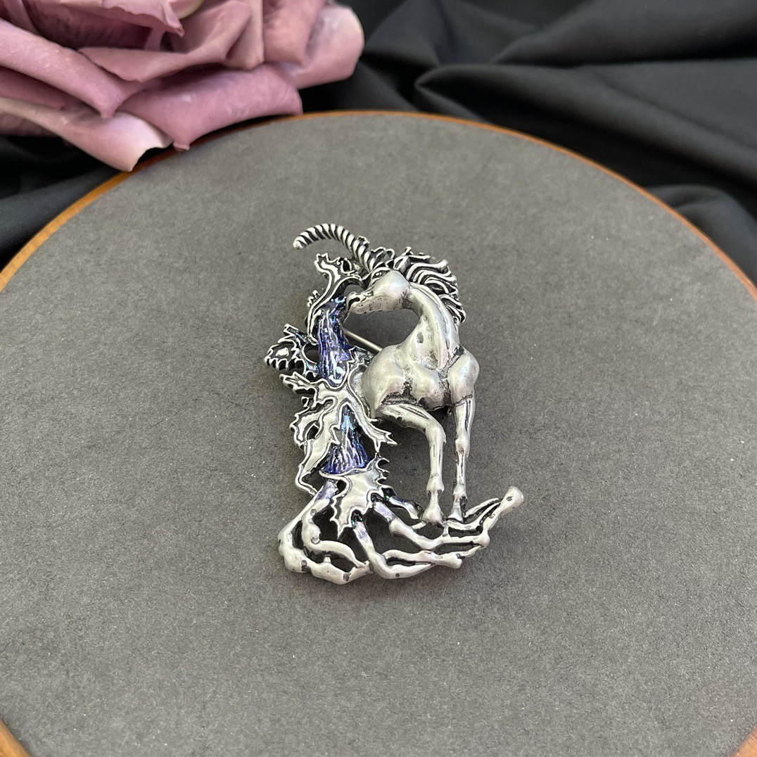 合金胸针 宫廷风捷克钻镶嵌立体百搭银珐琅独角兽胸针