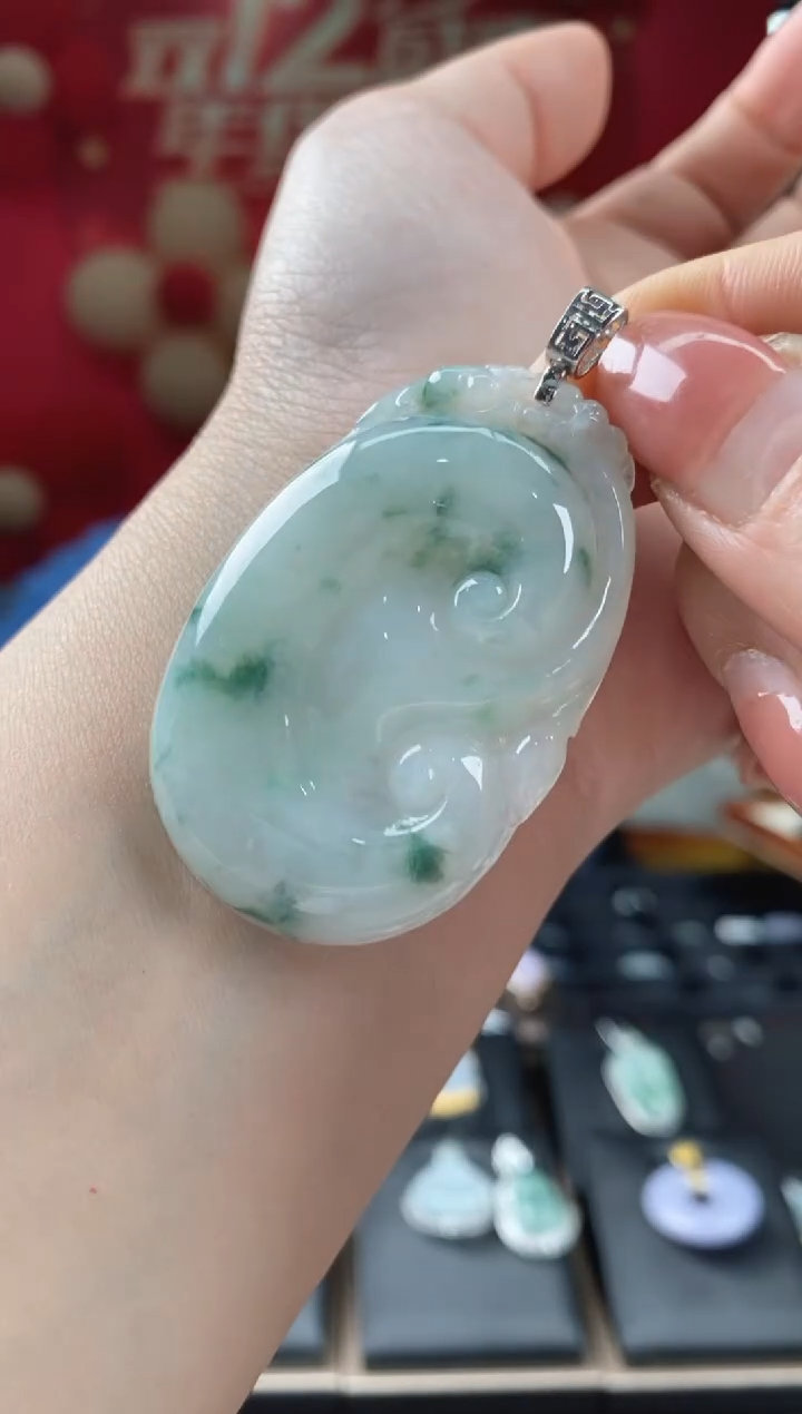 【闪购商品】翡翠吊坠(不含链)18K金镶嵌翡翠如意微瑕