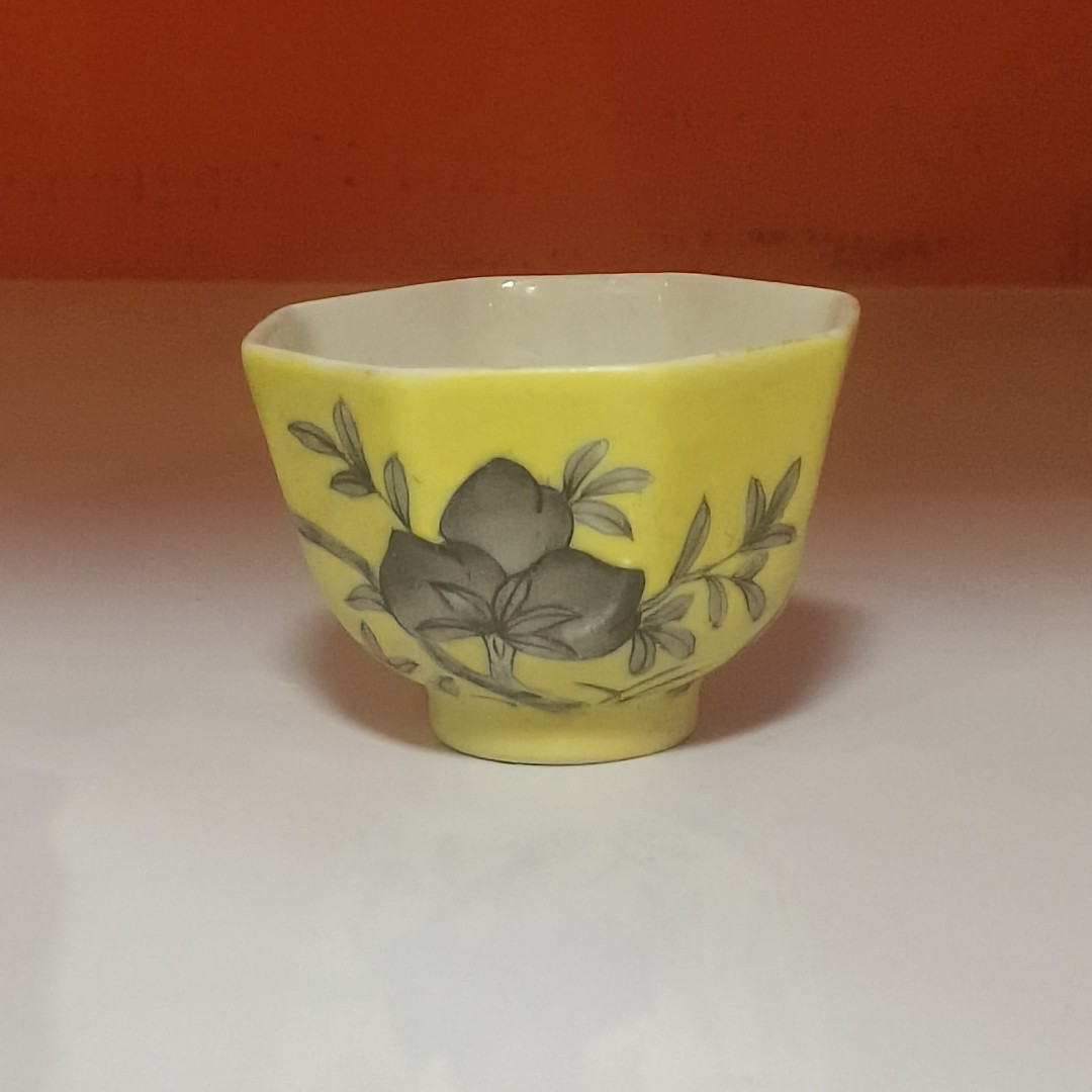 0801清晚期 黄地墨彩桃花纹八棱杯