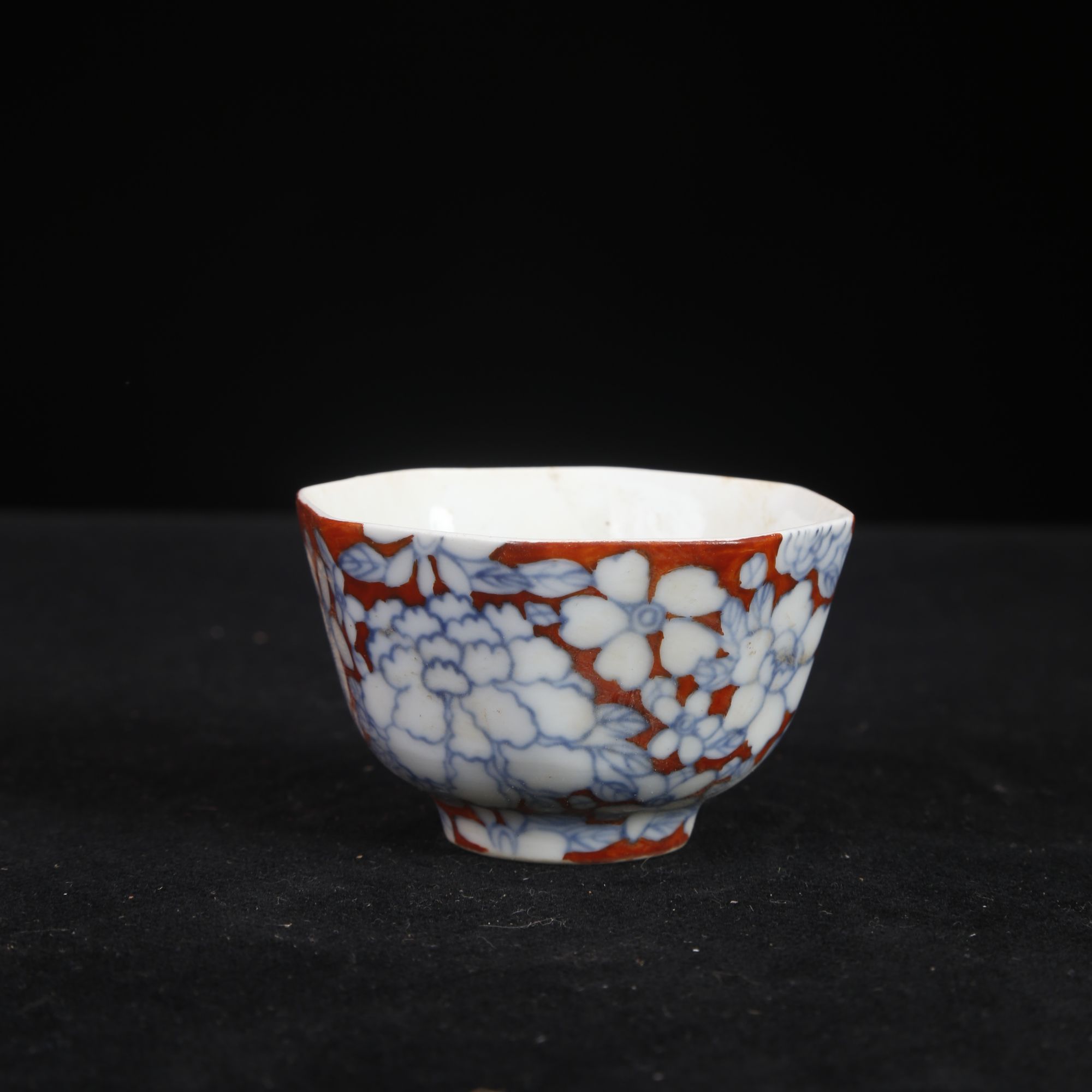 0543清晚期 青花加彩留白花卉纹八棱杯