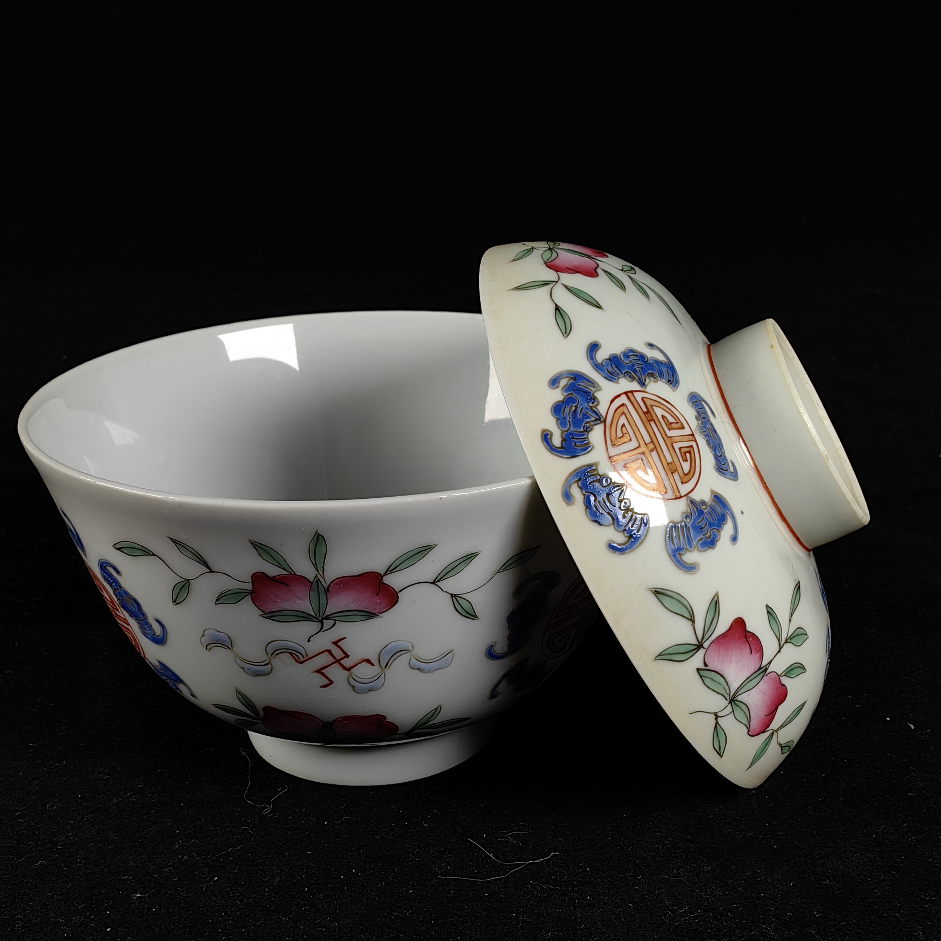 粉彩寿桃纹五福捧寿盖碗