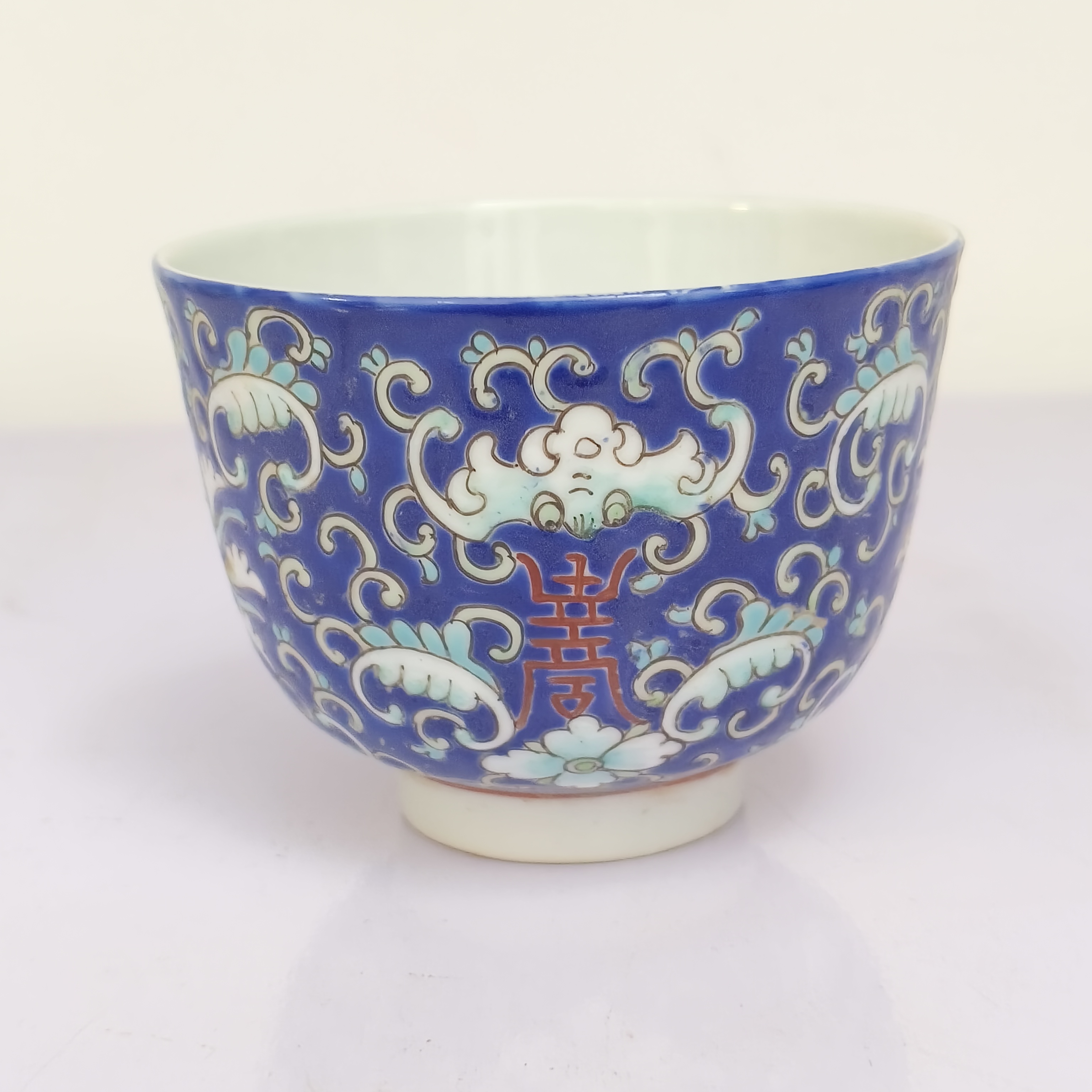 0837 清同治 蓝地粉彩宝莲纹茶圆