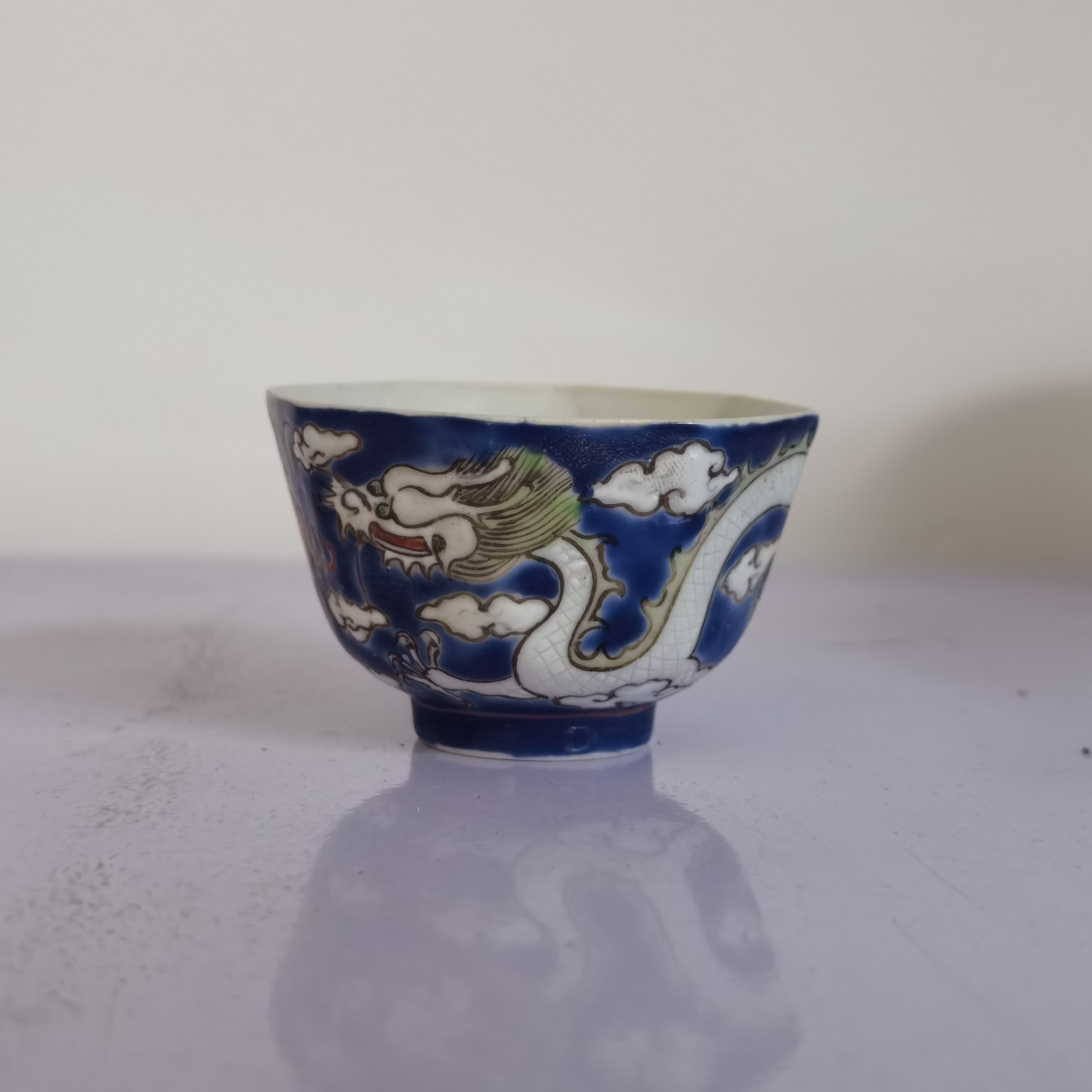 0989清同治 蓝地粉彩云龙赶珠纹八棱杯