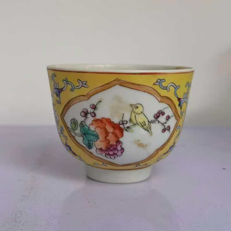 0756清同治黄地开窗粉彩花鸟纹茶圆