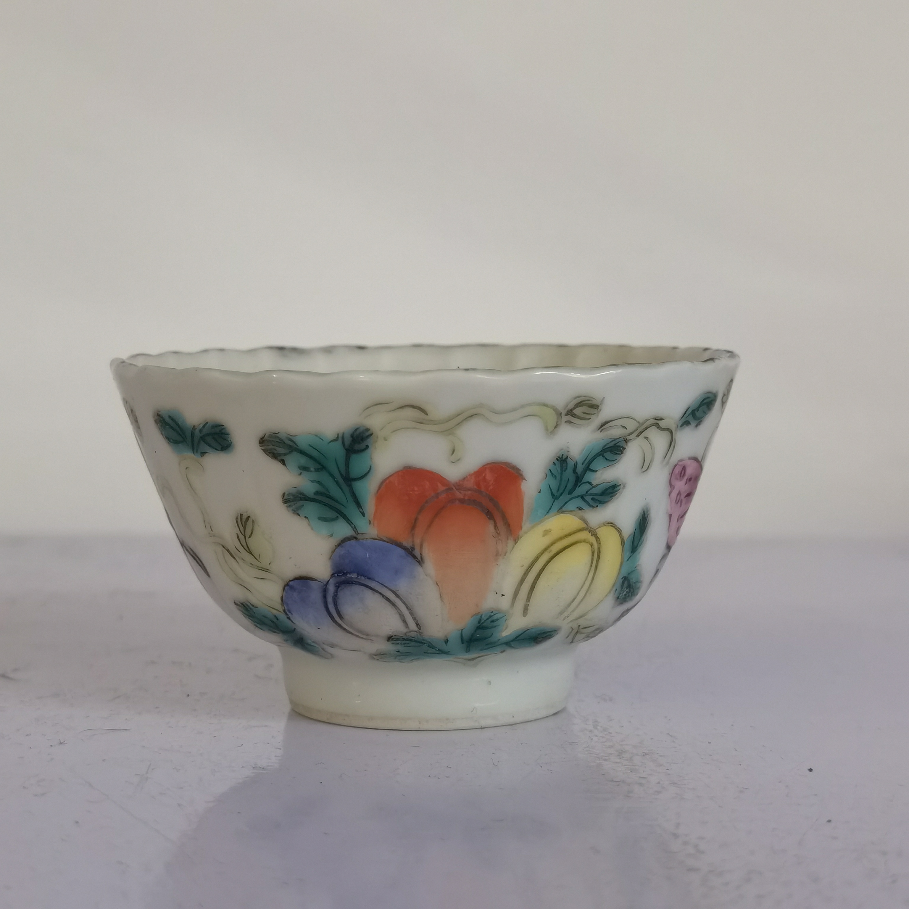 003649清同治粉彩瓜蝶纹花口杯