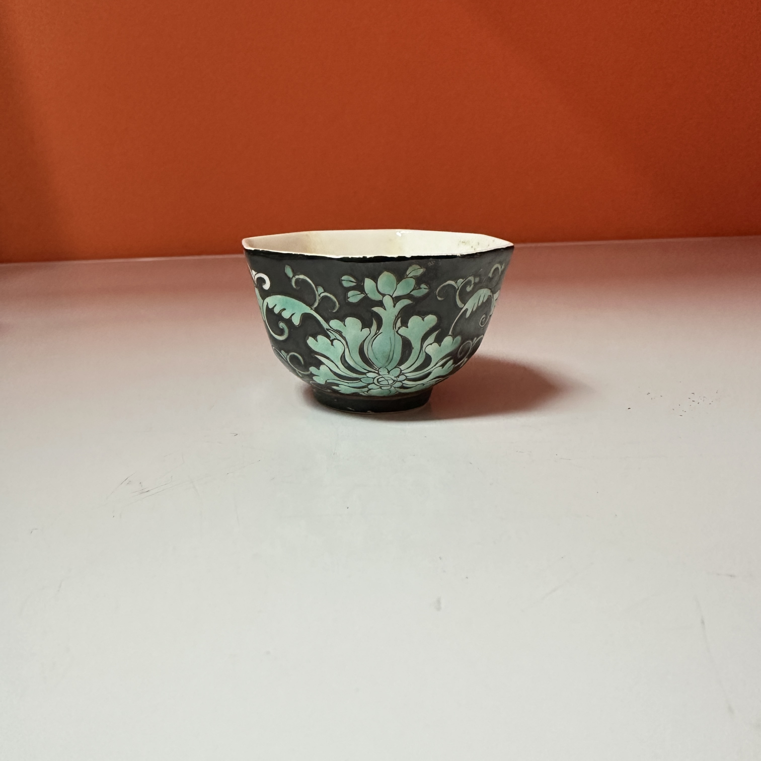 清晚期 墨地绿彩宝莲寿字纹八棱杯