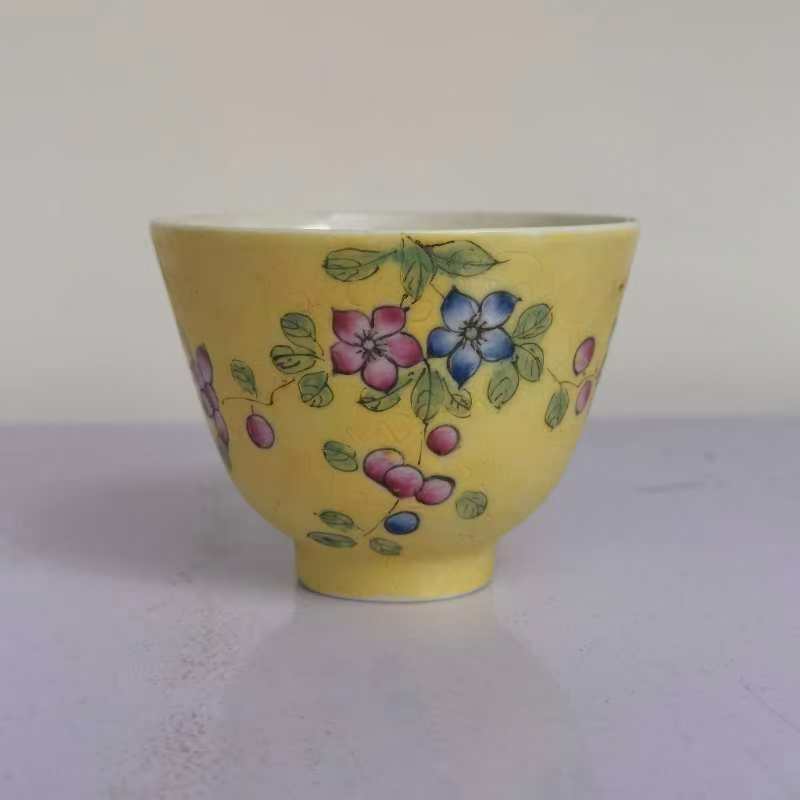 0930清同治 黄地轧道粉彩花卉纹杯