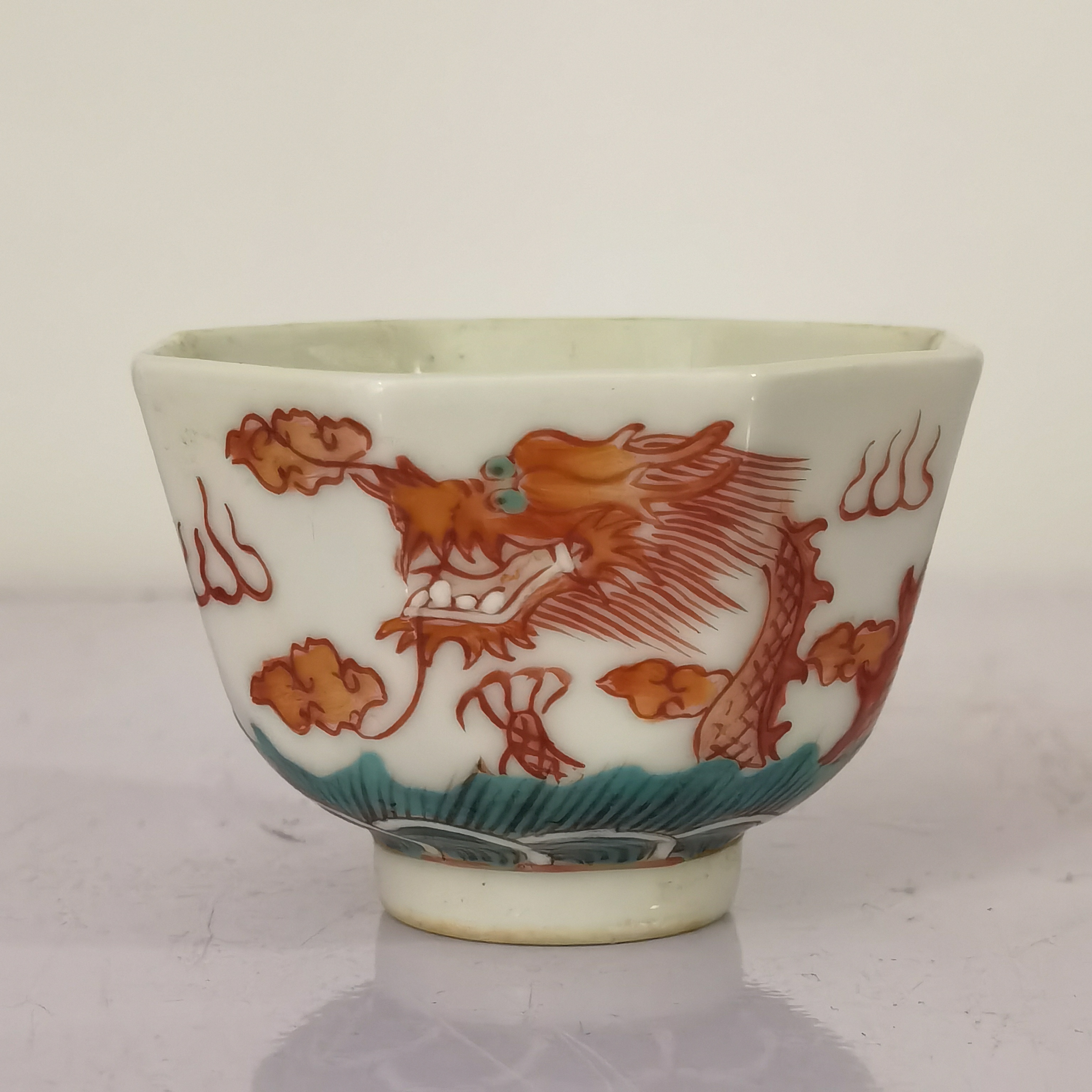 0740清晚期 矾红海水云龙赶珠纹八棱形杯