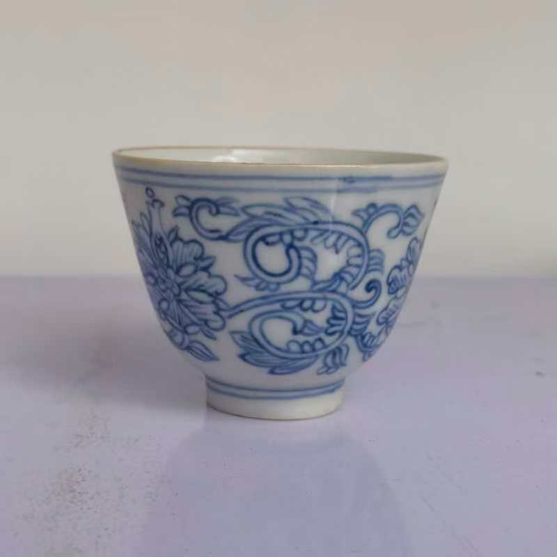 1093清代 青花缠枝花纹鸡心杯