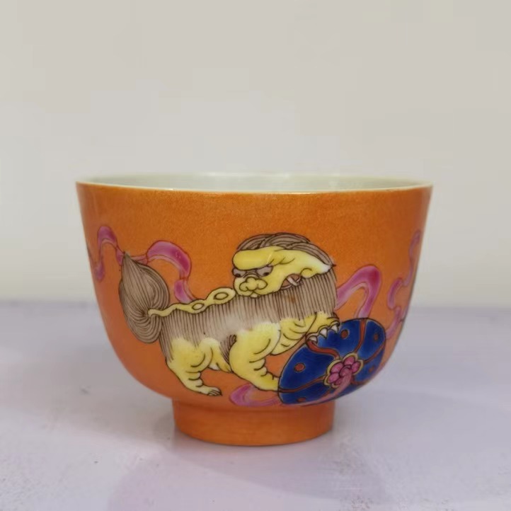 3341清晚期 淡红地粉彩狮戏绣球纹茶圆