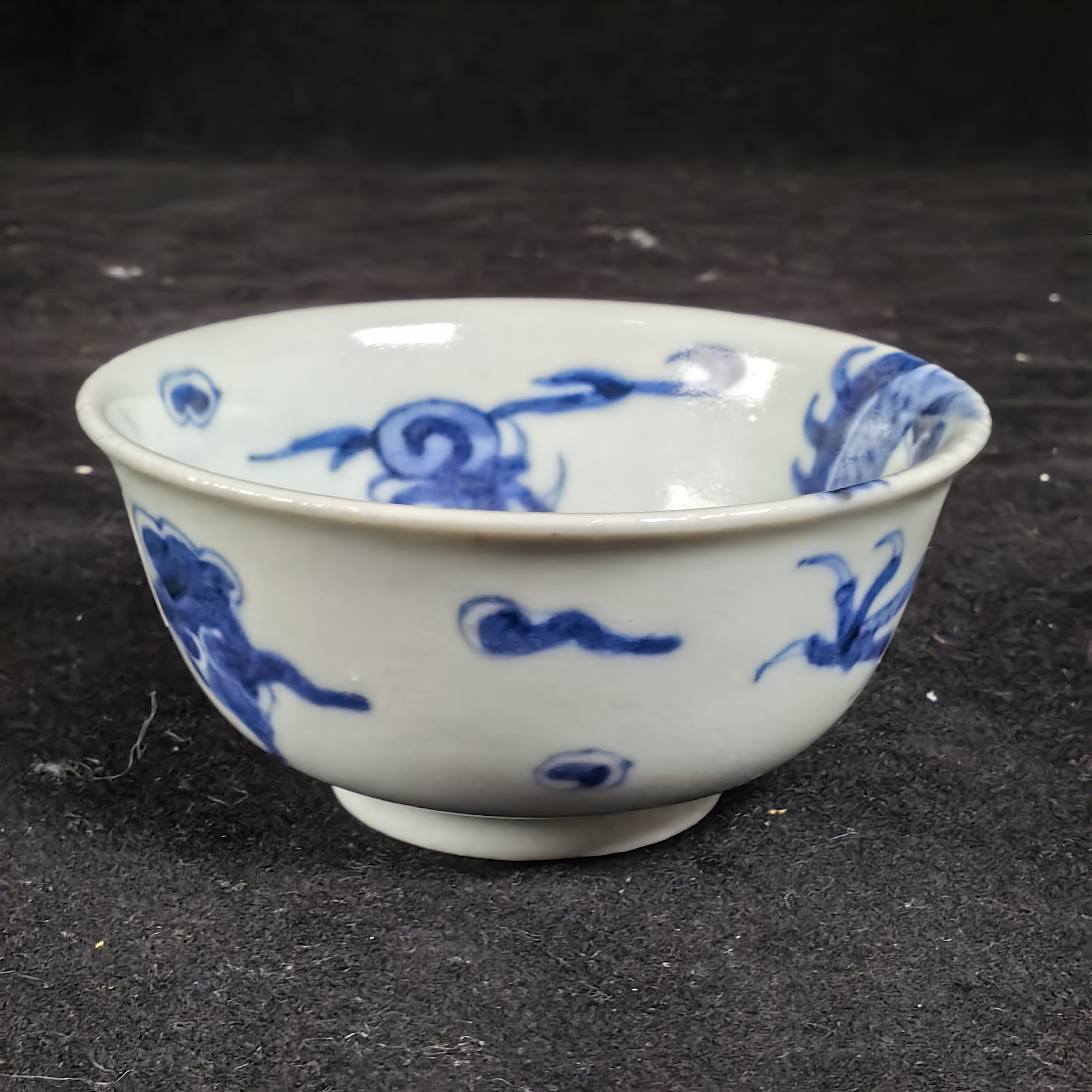 青花过墙龙纹杯