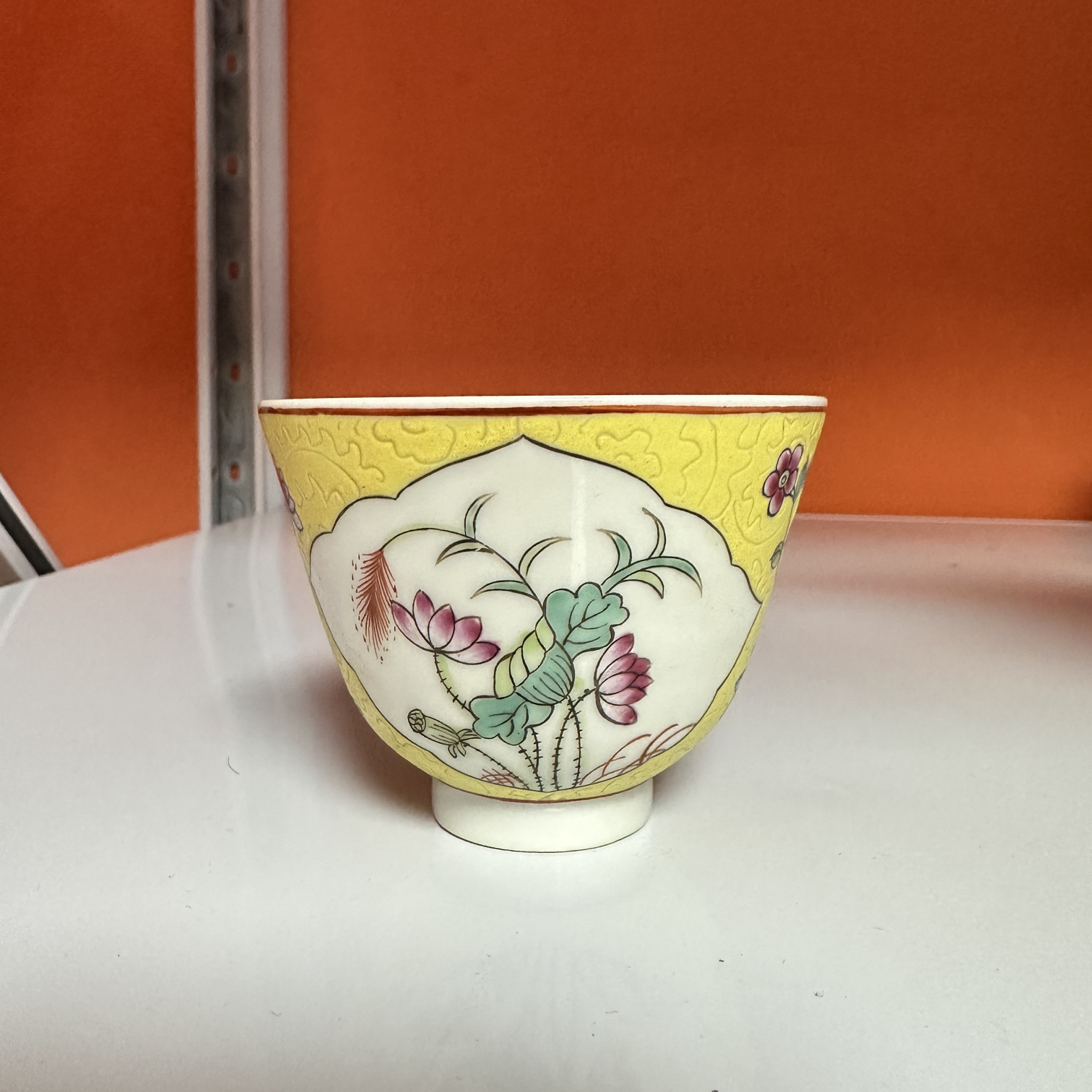 3540清同治 黄地轧道粉彩开光花卉纹杯