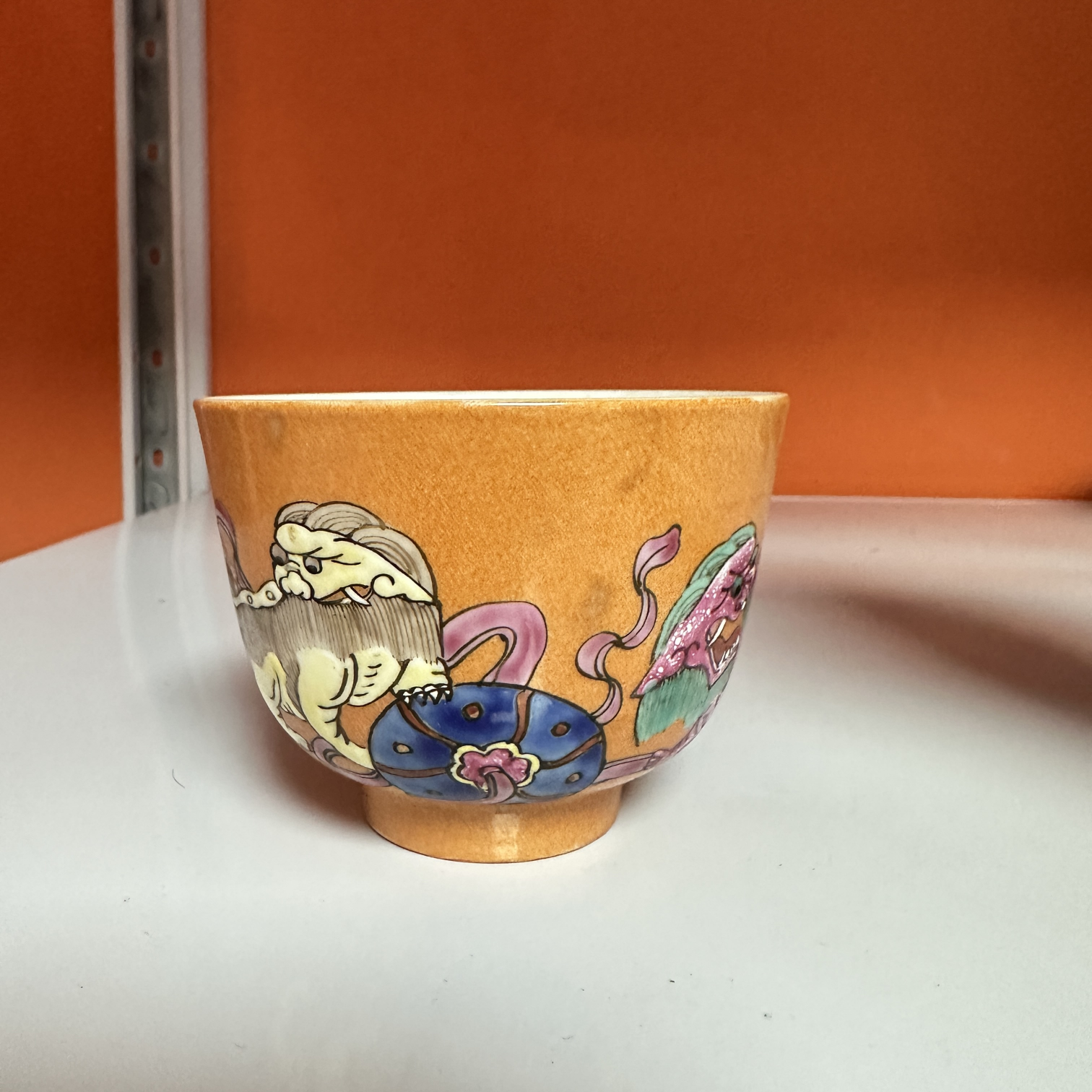 清光绪 红地粉彩瑞狮戏球纹杯