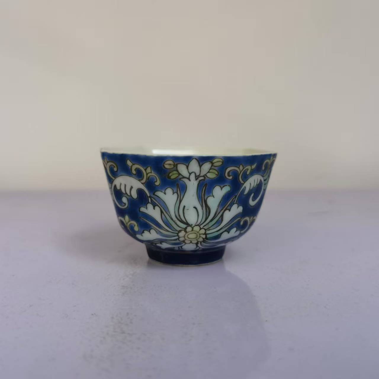 0612清晚期 蓝地粉彩宝莲寿字八棱杯