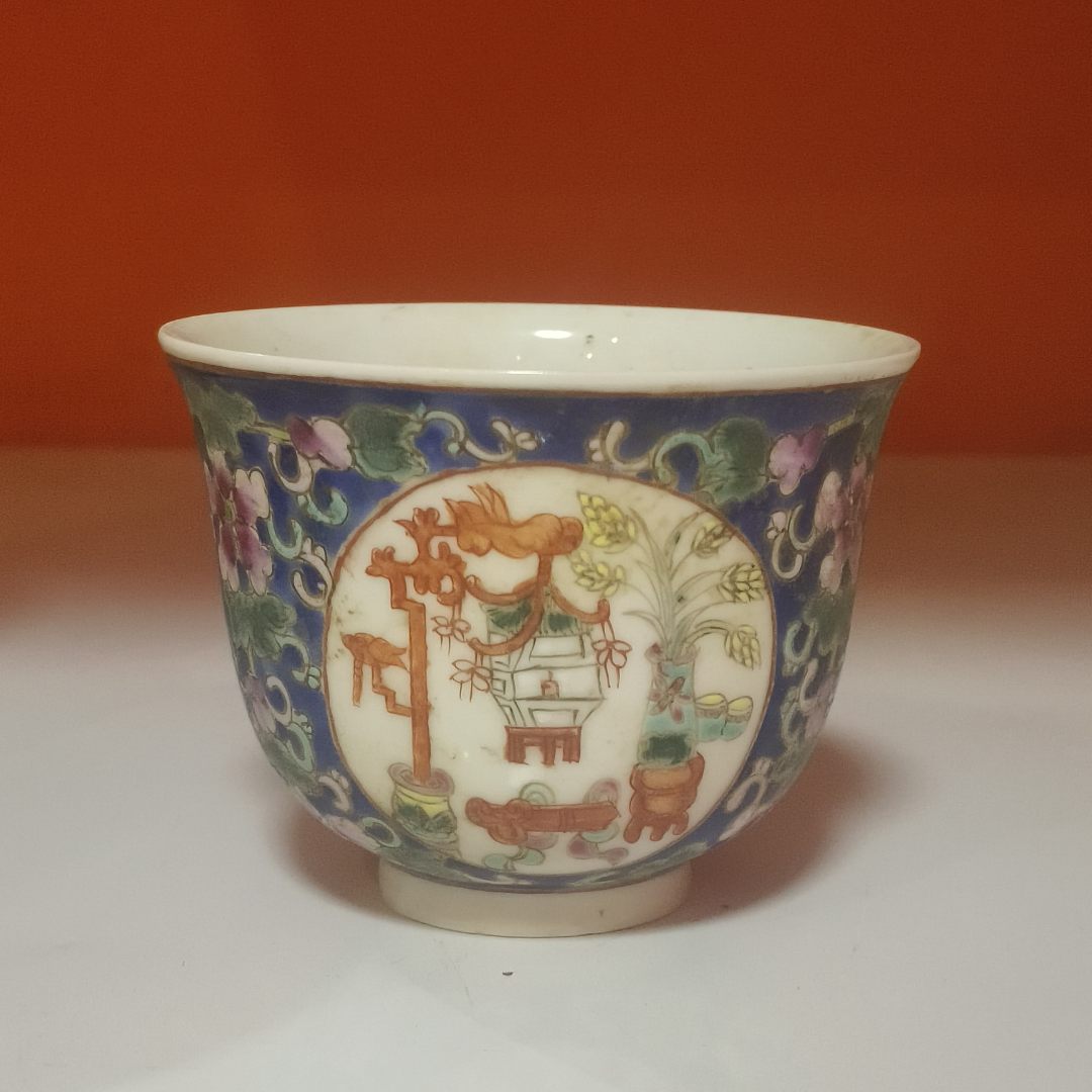 清光绪 蓝地粉彩花开光“五谷丰登”纹压手杯