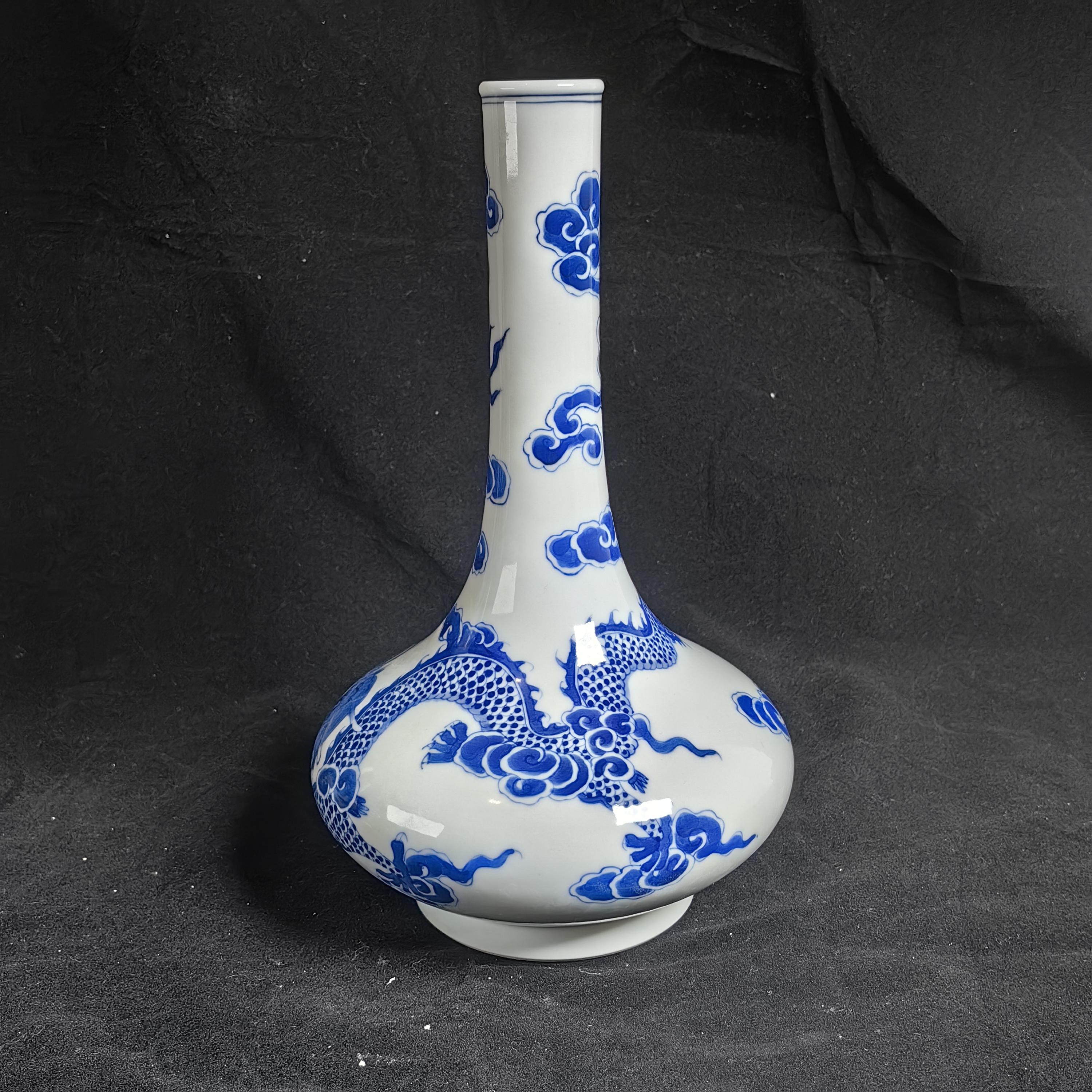 青花海水龙纹长颈扁瓶