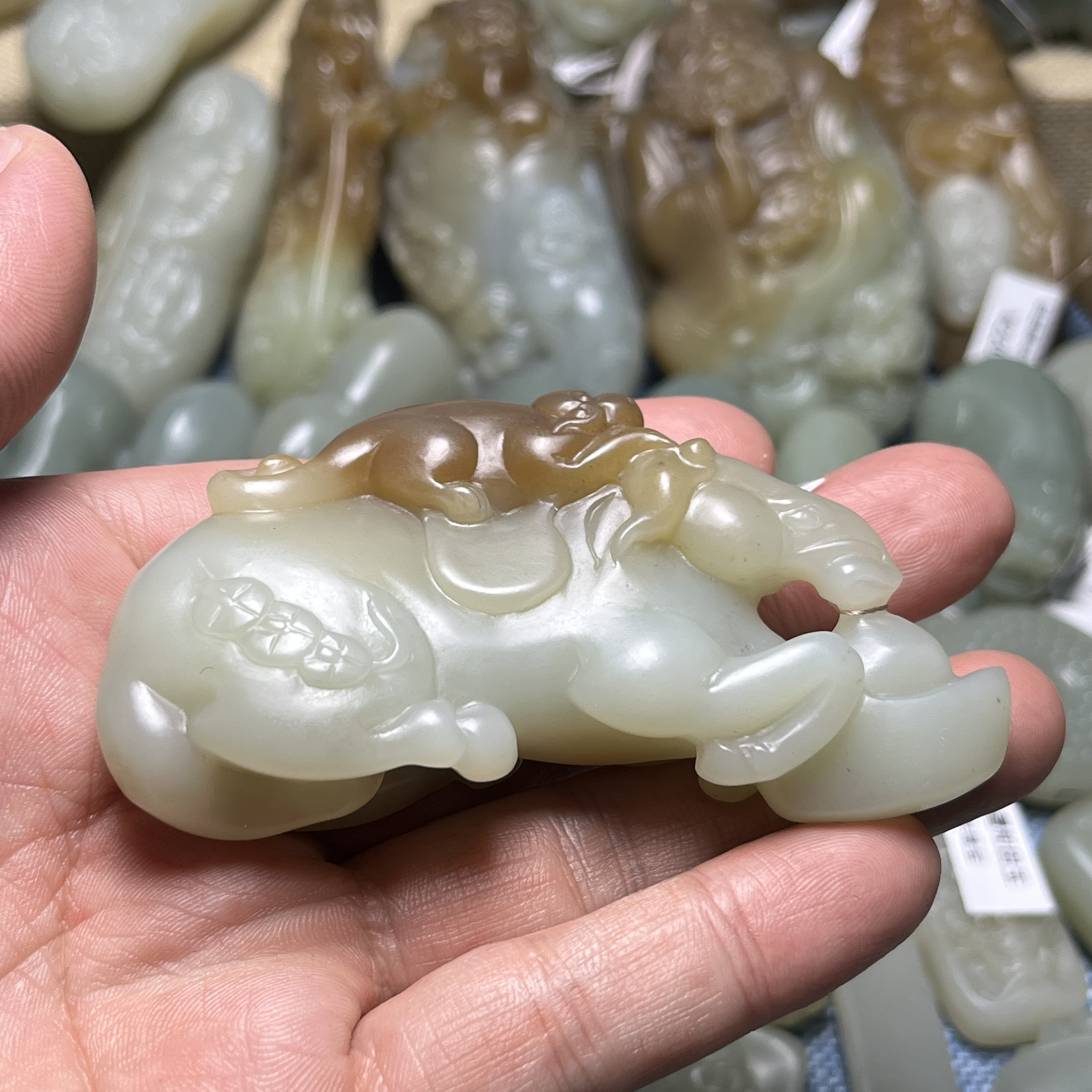 新疆和田玉且末料，马上封候把件