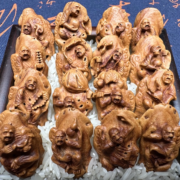 十八罗汉脖挂桃核雕刻圆雕工艺
