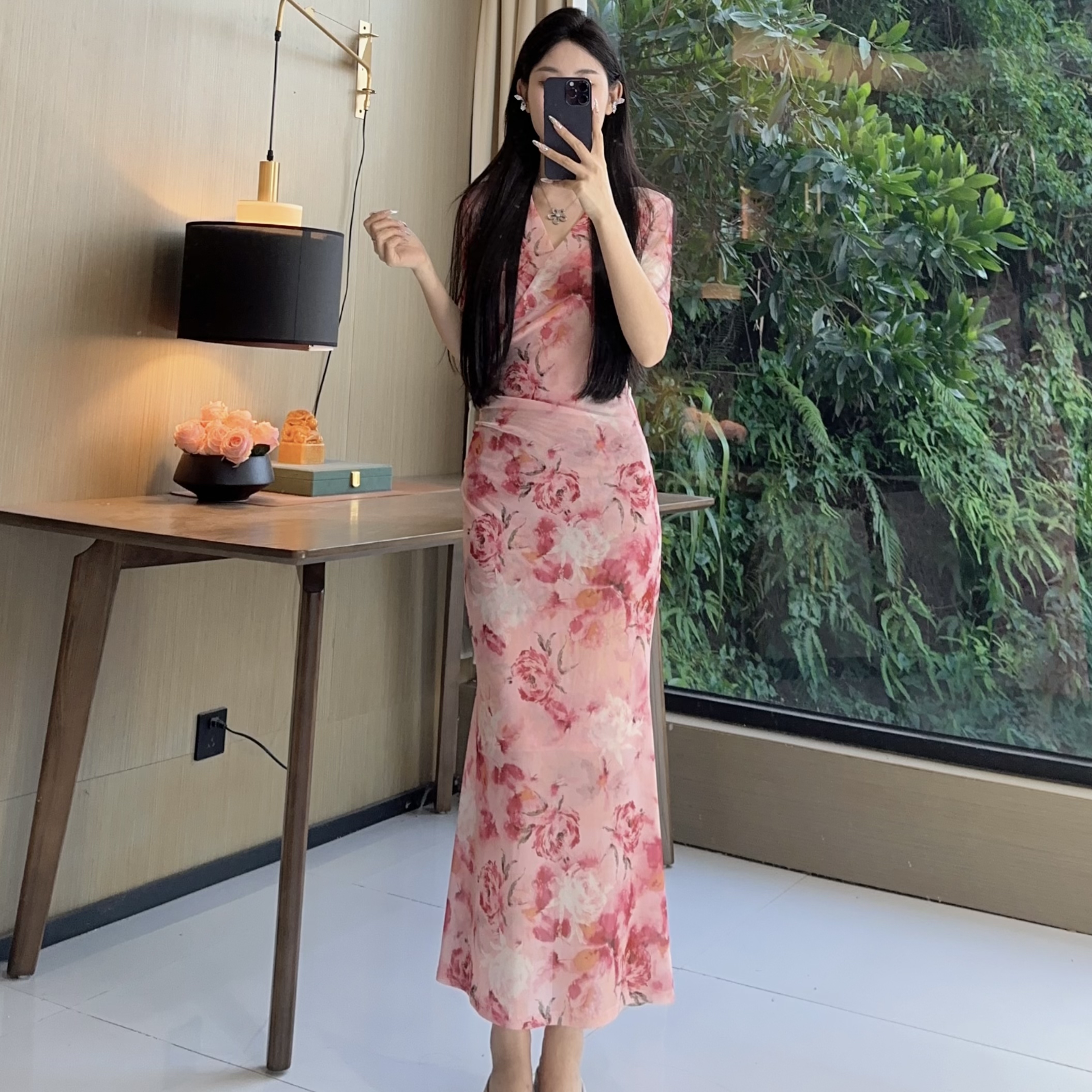 气质女人味轻奢V领中袖胭脂小樱显瘦修身包身时尚百搭鱼尾连衣裙