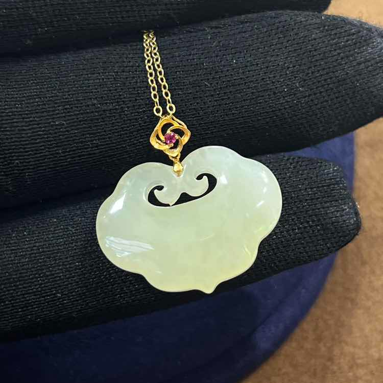 “挽风”18k和田玉晴水锁