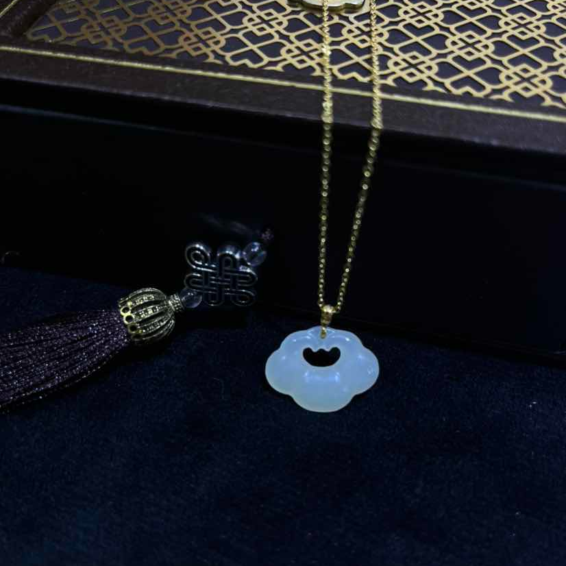 “如心”18k金和田玉小锁