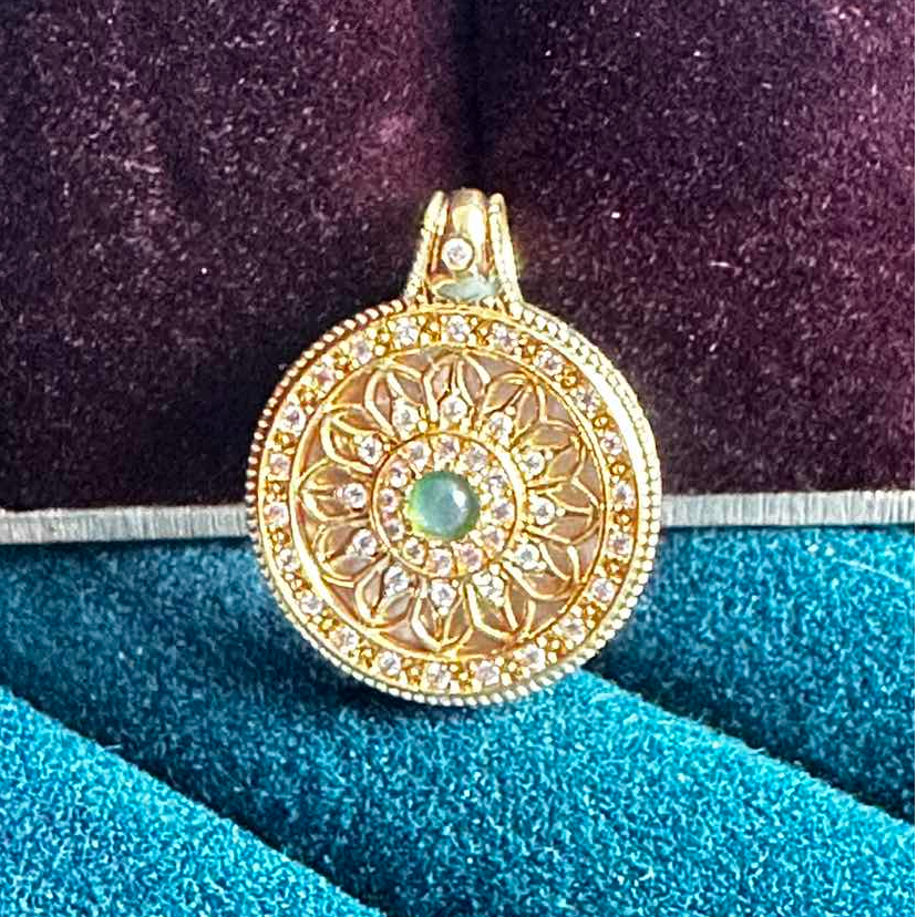 “伊人”足金八宝罗盘（镶嵌翡翠/白贝）赠编绳