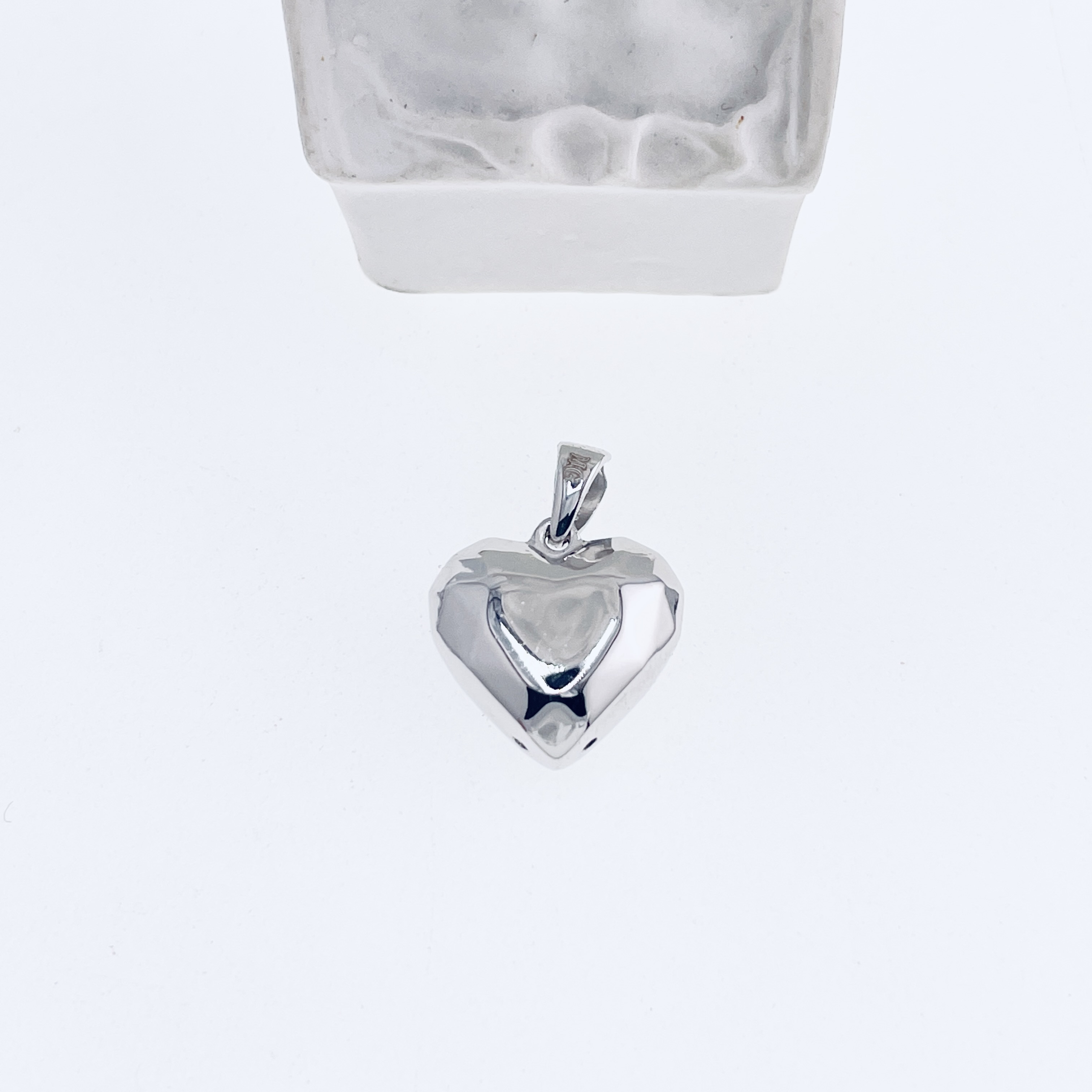 铂金Pt950镭射面爱心吊坠