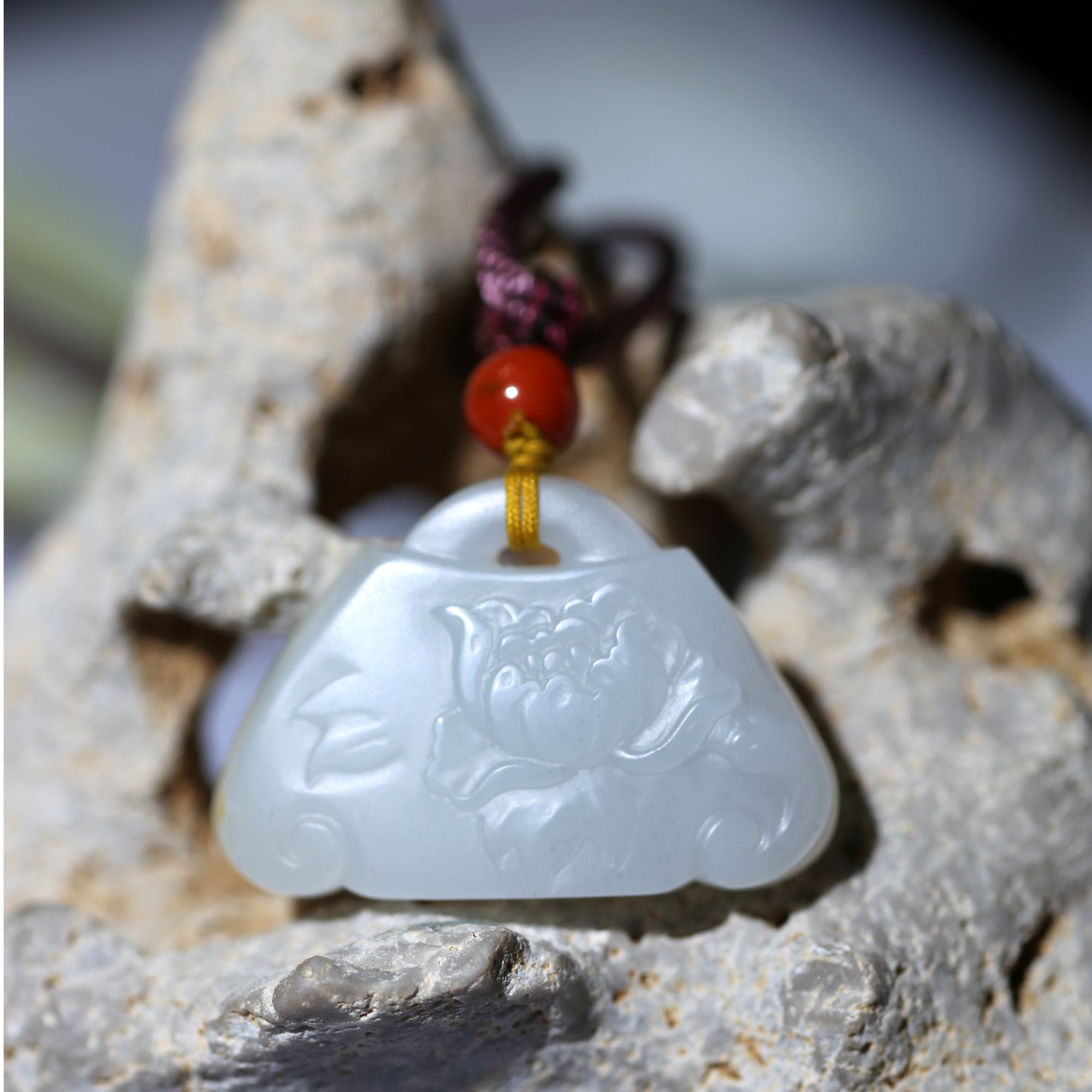 牡丹花吊坠.新疆和田玉籽料雕刻，玉质细腻油润，工艺精美