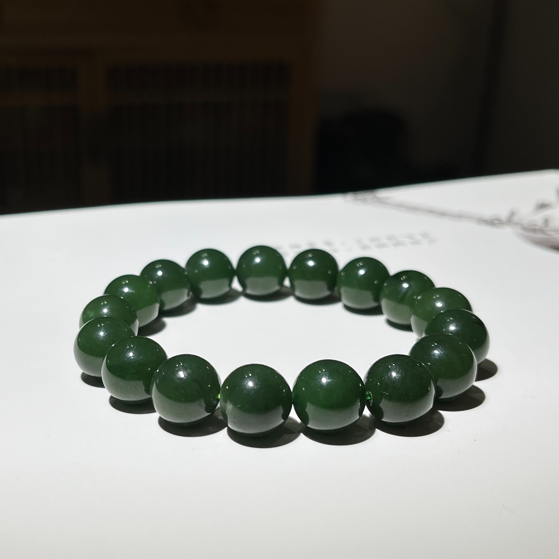 碧玉手串，选用新疆碧玉制作，颜色漂亮，推荐男女生佩戴