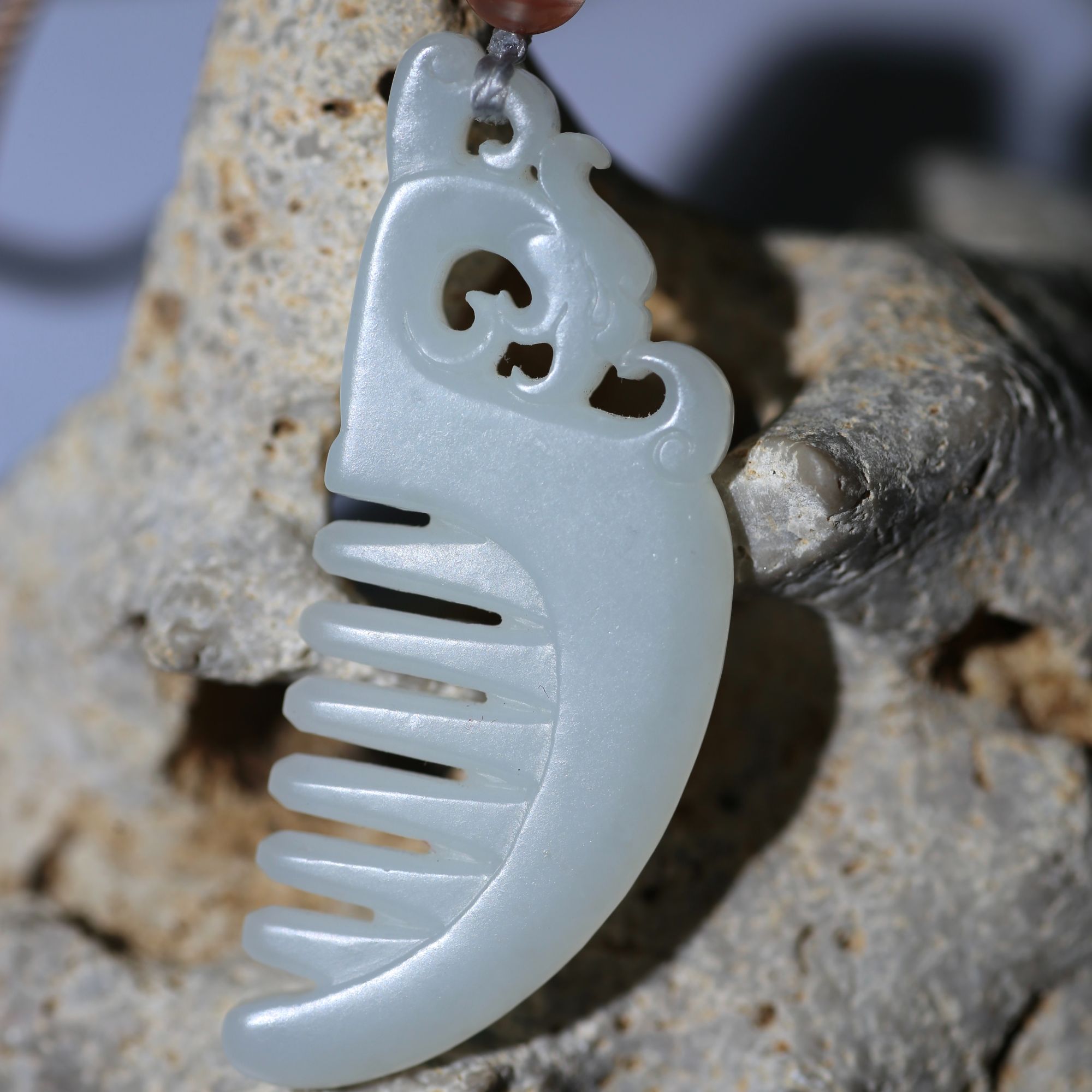 凤凰梳子吊坠.和田玉俄料白玉雕刻，玉质细腻油润，工艺精美