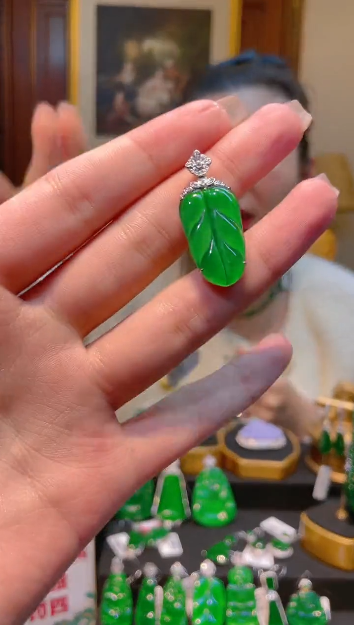 【闪购商品】翡翠48237-18K金镶嵌天然A货翡翠叶子吊坠