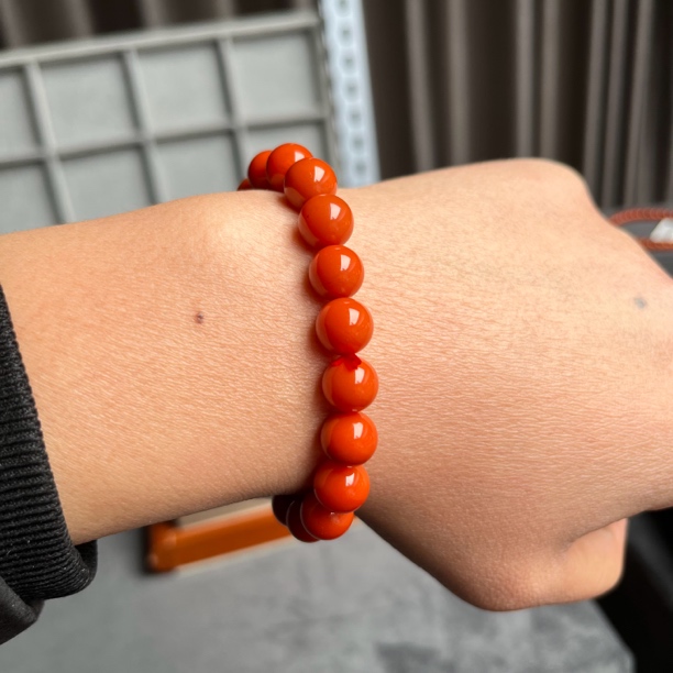 精品南红川料满肉满色柿子红卡8+单圈圆珠手串16.6克，精致时尚款