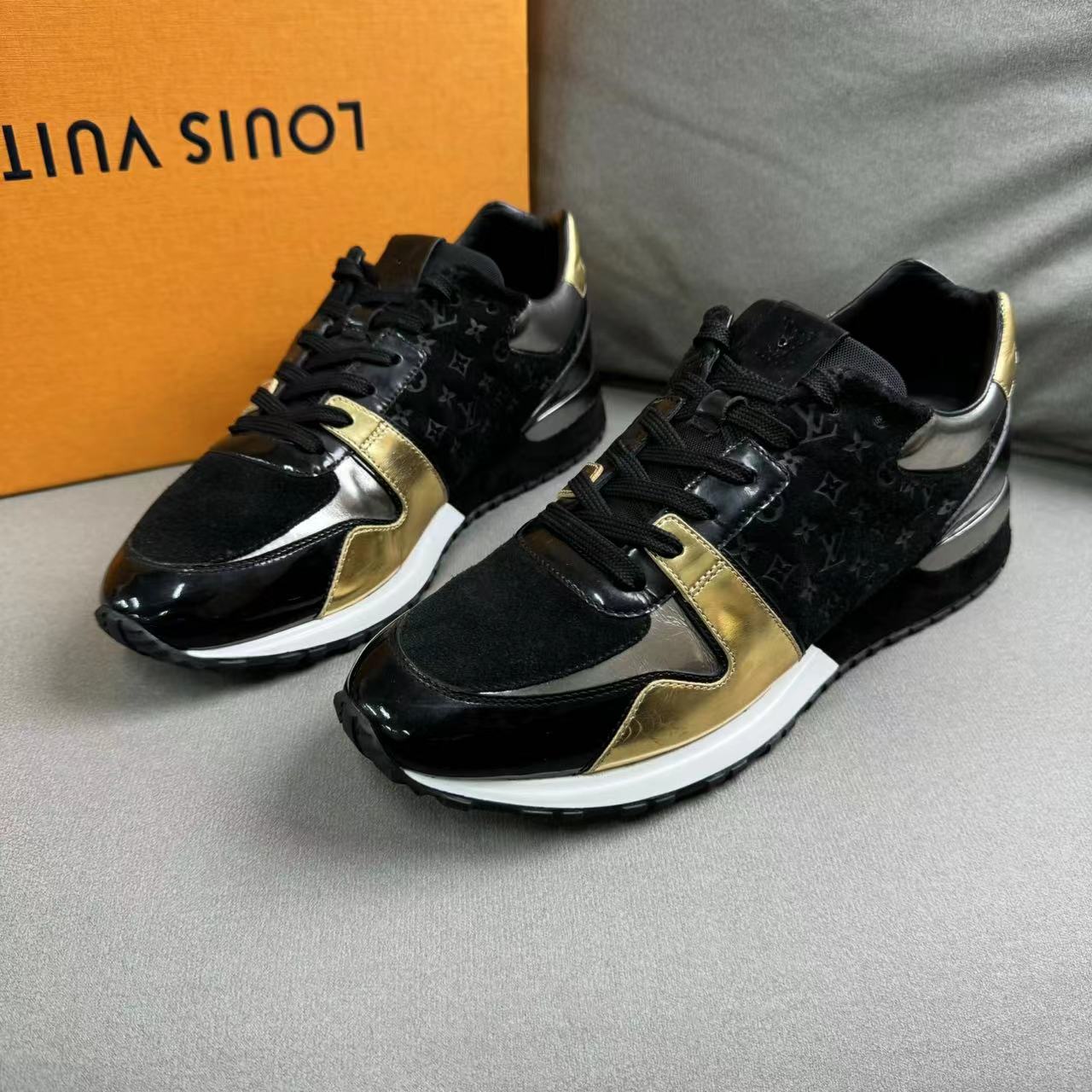 99新 LouisVuitton/路易威登 黑金拼色浮雕满印时尚运动鞋 38码