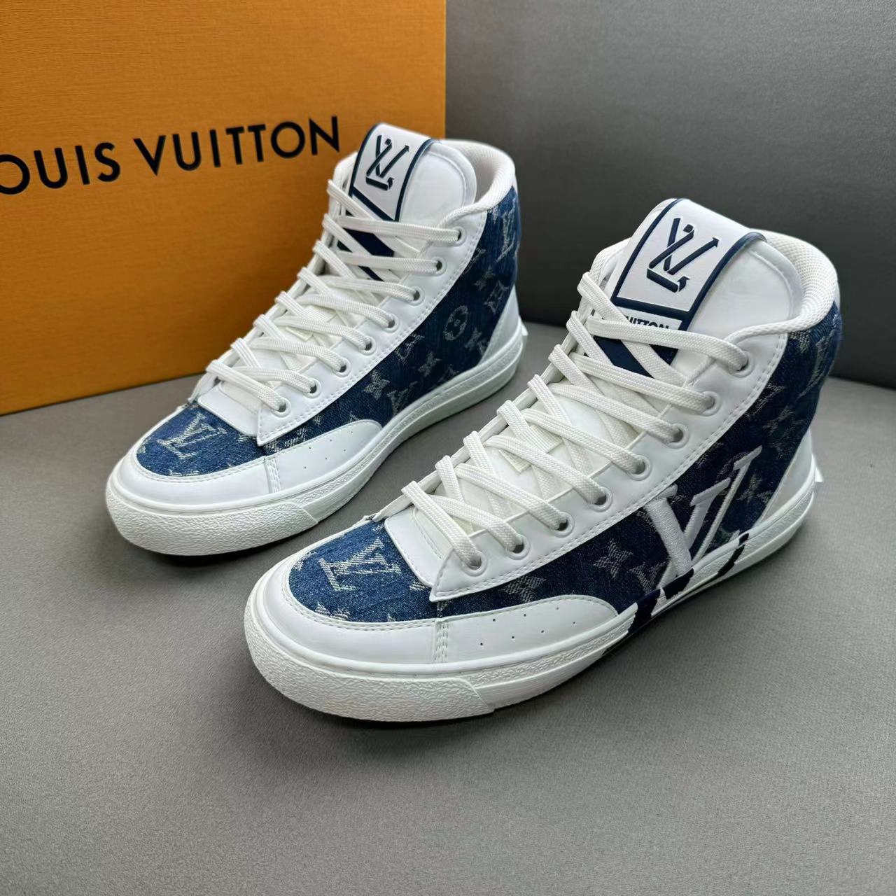 未使用 LouisVuitton/路易威登 白蓝大logo老花高帮板鞋 38.5码