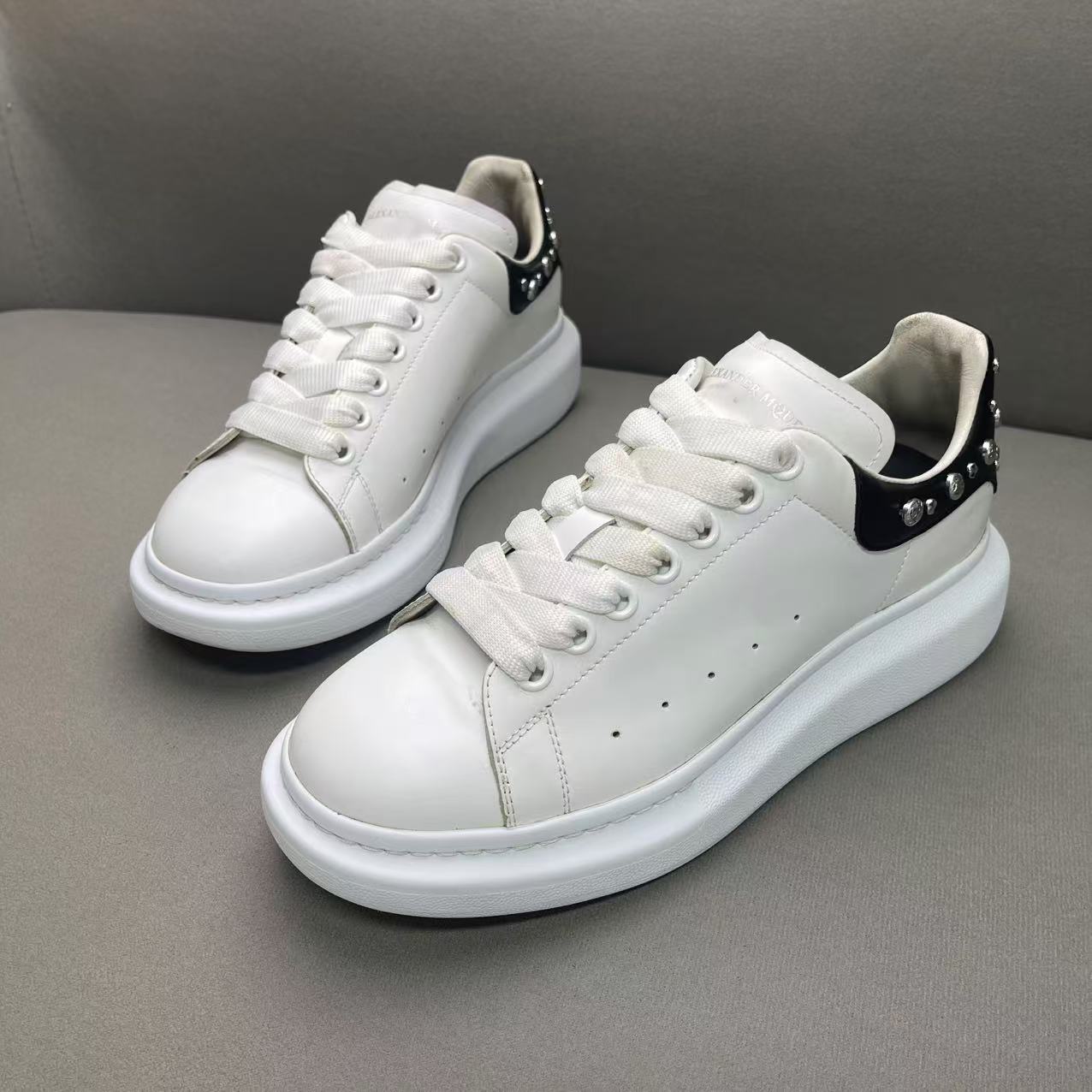 Alexander McQueen/亚历山大·麦昆白黑时尚松糕板鞋40码/后跟瑕疵