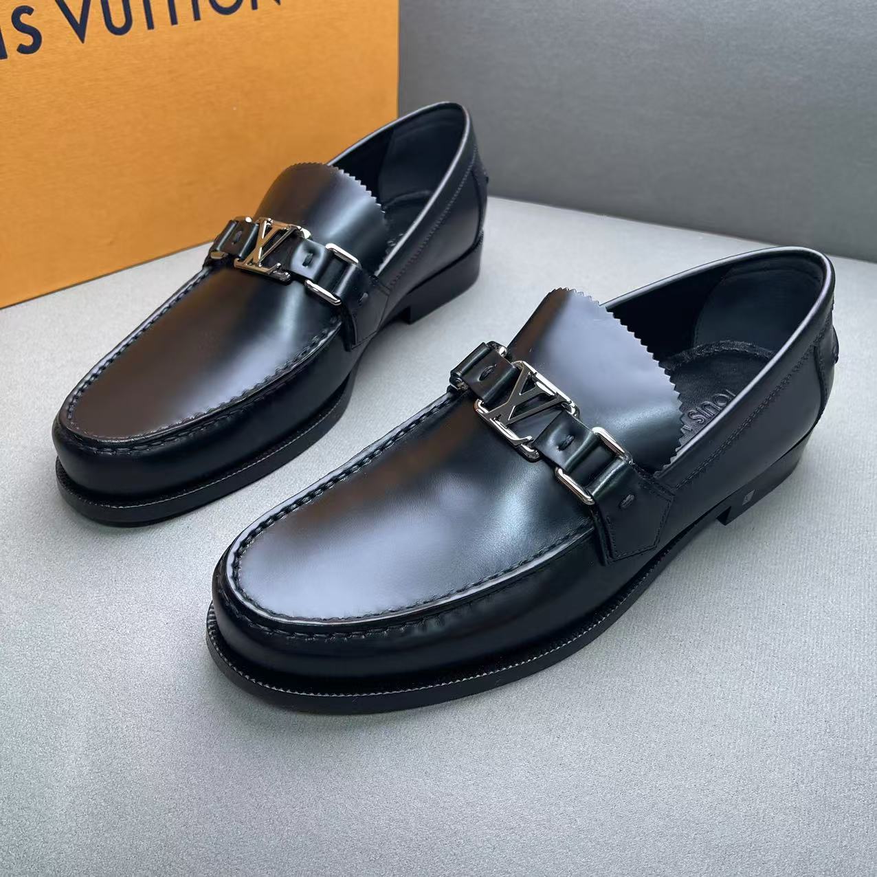 未使用 LouisVuitton/路易威登 黑色亮漆面银logo皮鞋 39码