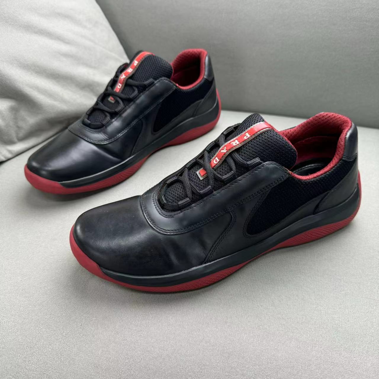 Prada/普拉达黑色红底皮面网面拼接时尚百搭舒适运动鞋 40码/95新